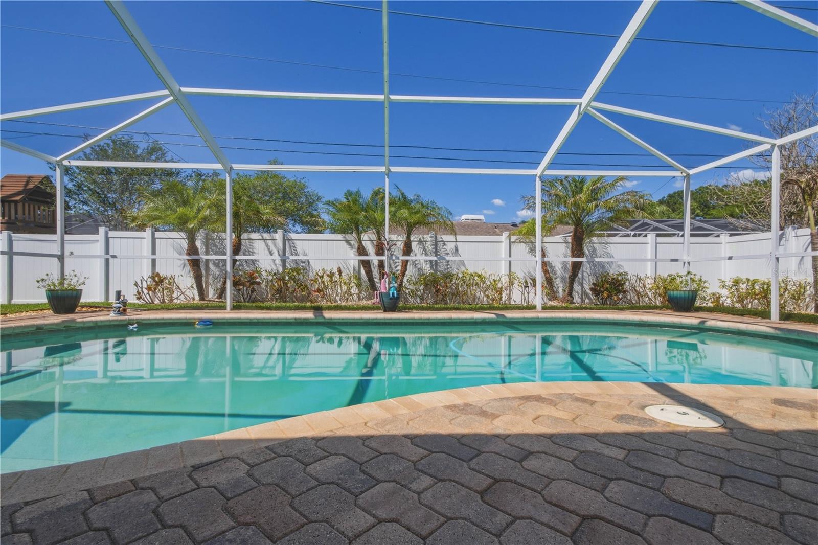 Listing photo id 43 for 2990 Meadow Oak Drive N