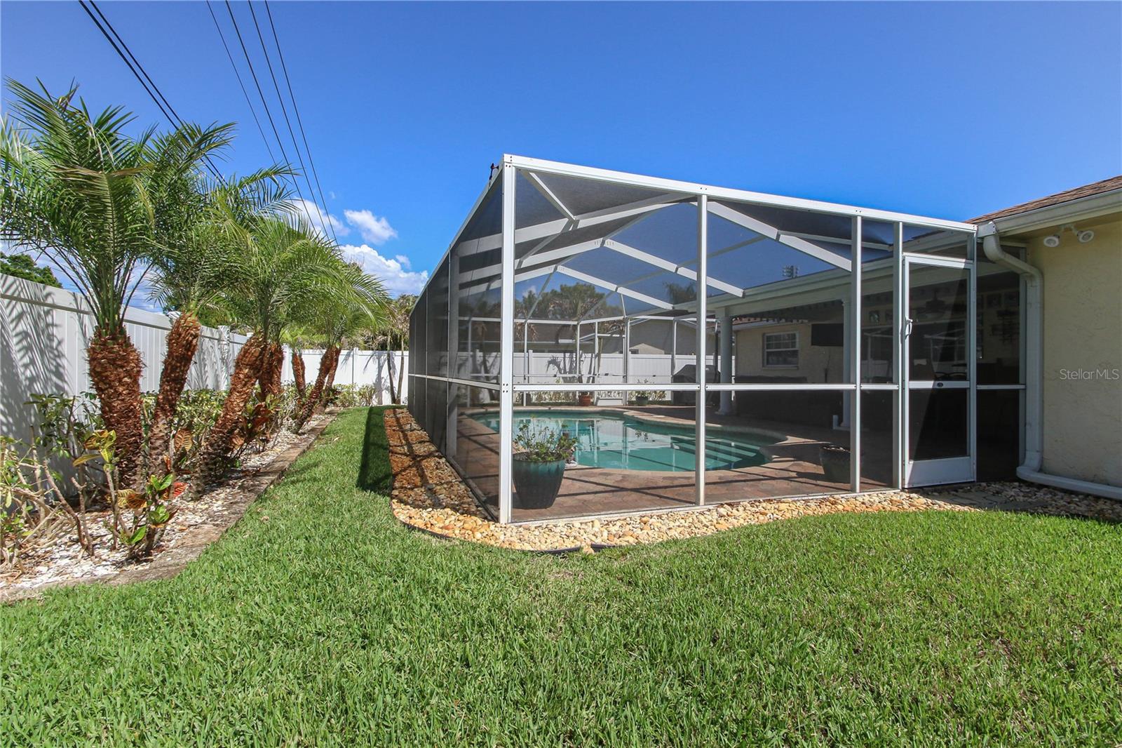 Listing photo id 48 for 2990 Meadow Oak Drive N