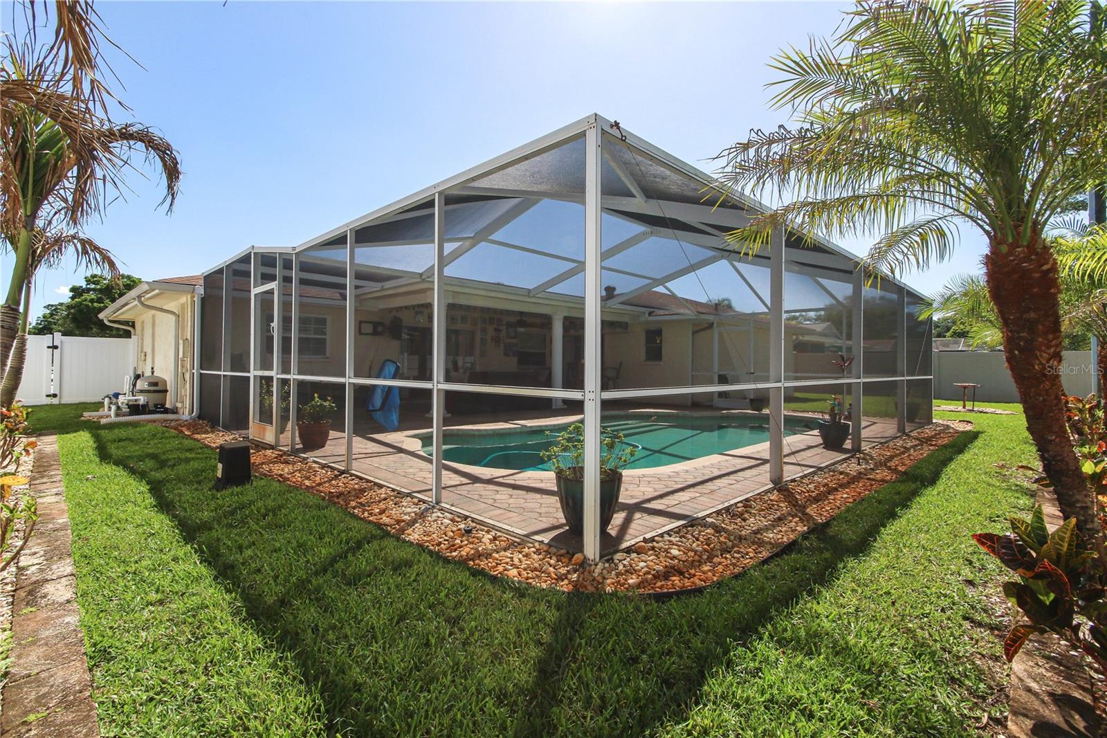 Listing photo id 49 for 2990 Meadow Oak Drive N