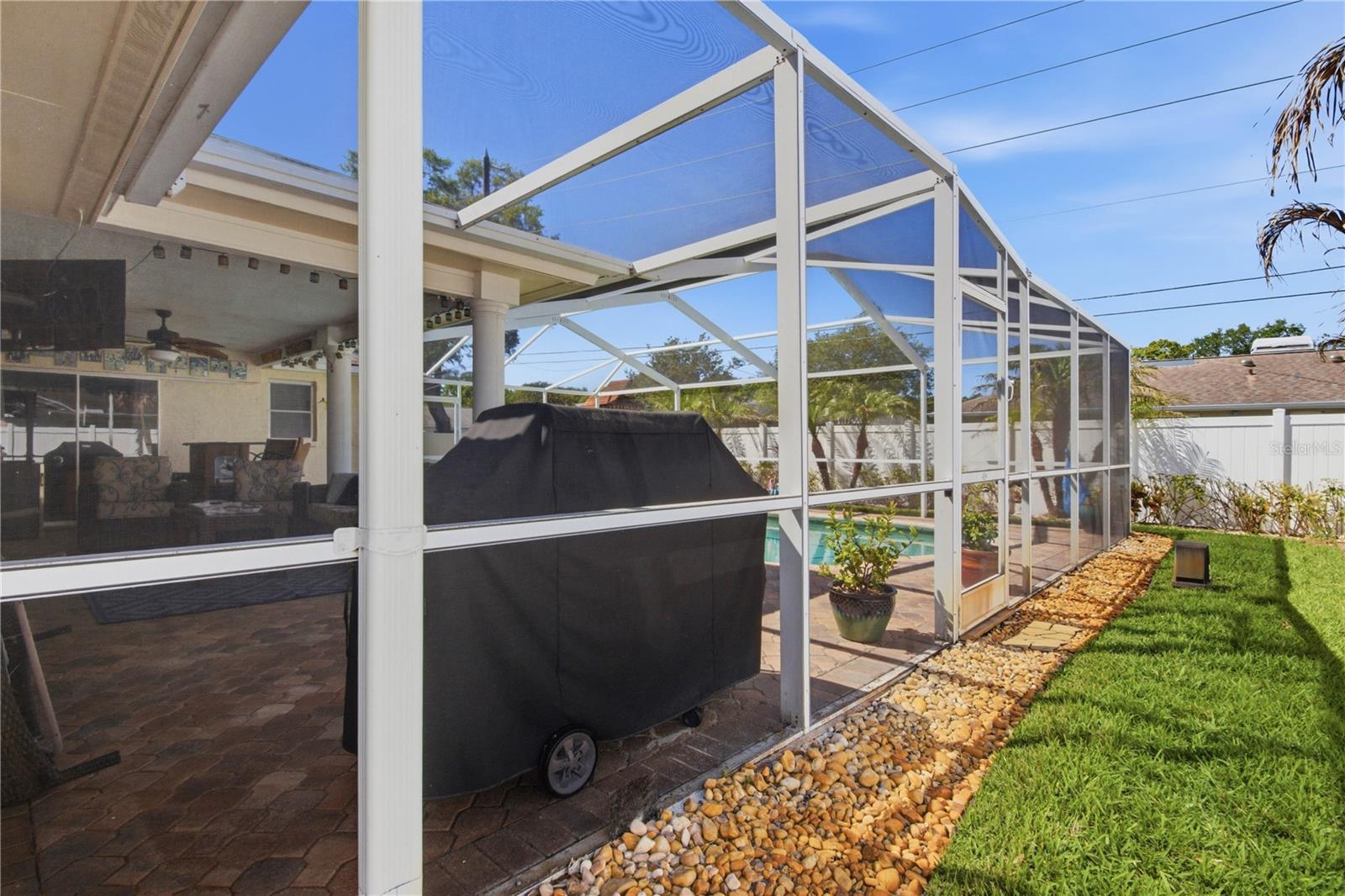 Listing photo id 50 for 2990 Meadow Oak Drive N