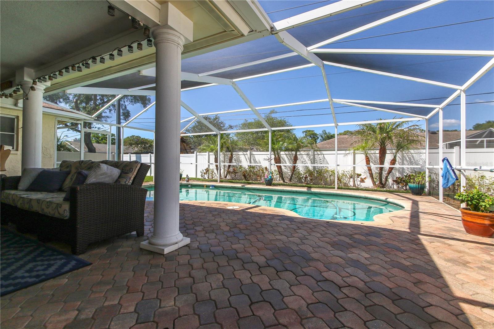 Listing photo id 51 for 2990 Meadow Oak Drive N