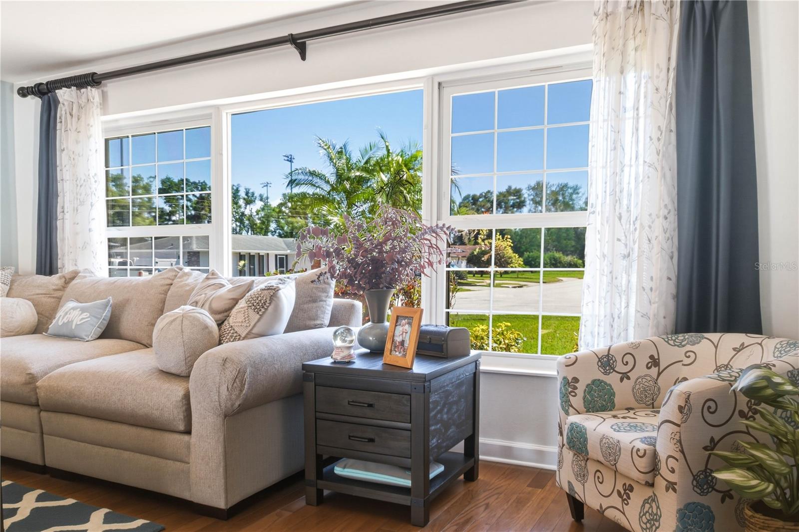 Listing photo id 5 for 2990 Meadow Oak Drive N