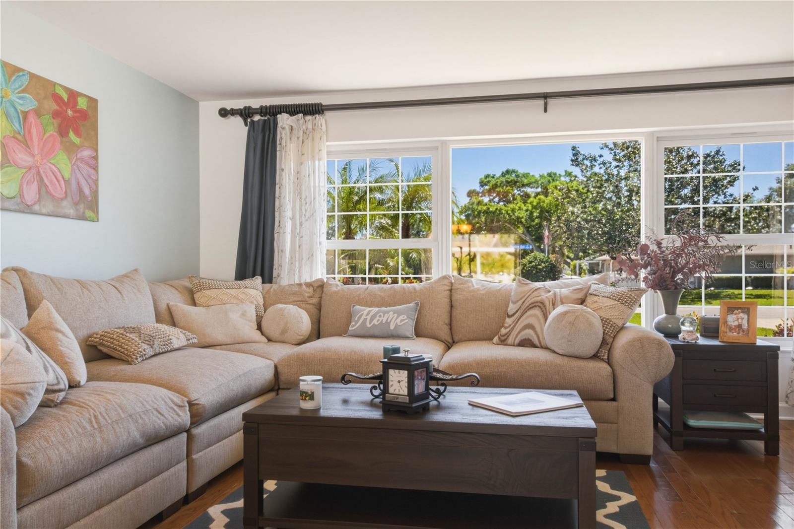 Listing photo id 7 for 2990 Meadow Oak Drive N