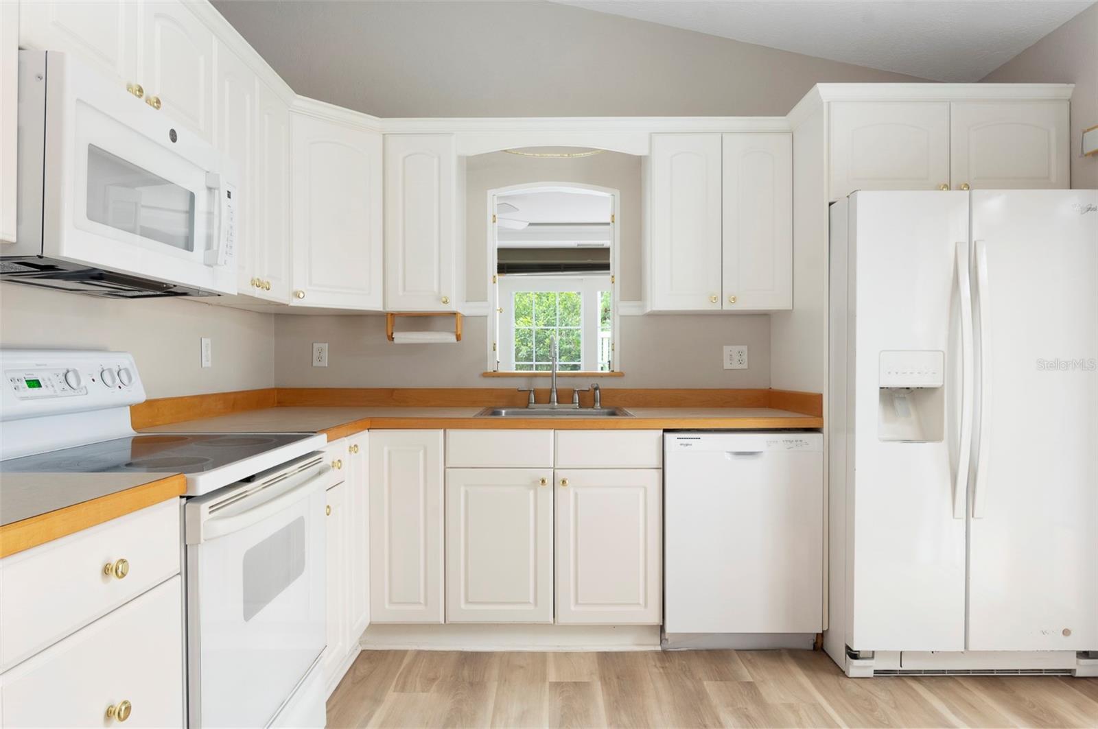 Listing photo id 10 for 491 St Tropez Circle Ne