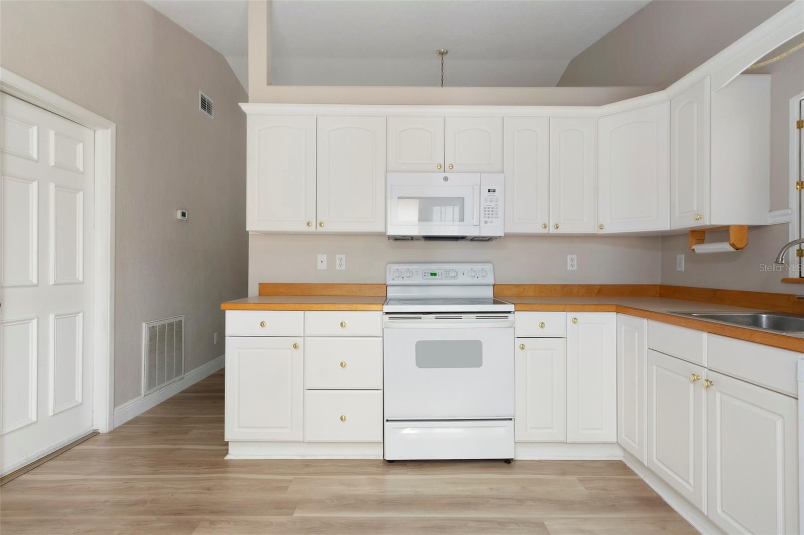 Listing photo id 12 for 491 St Tropez Circle Ne