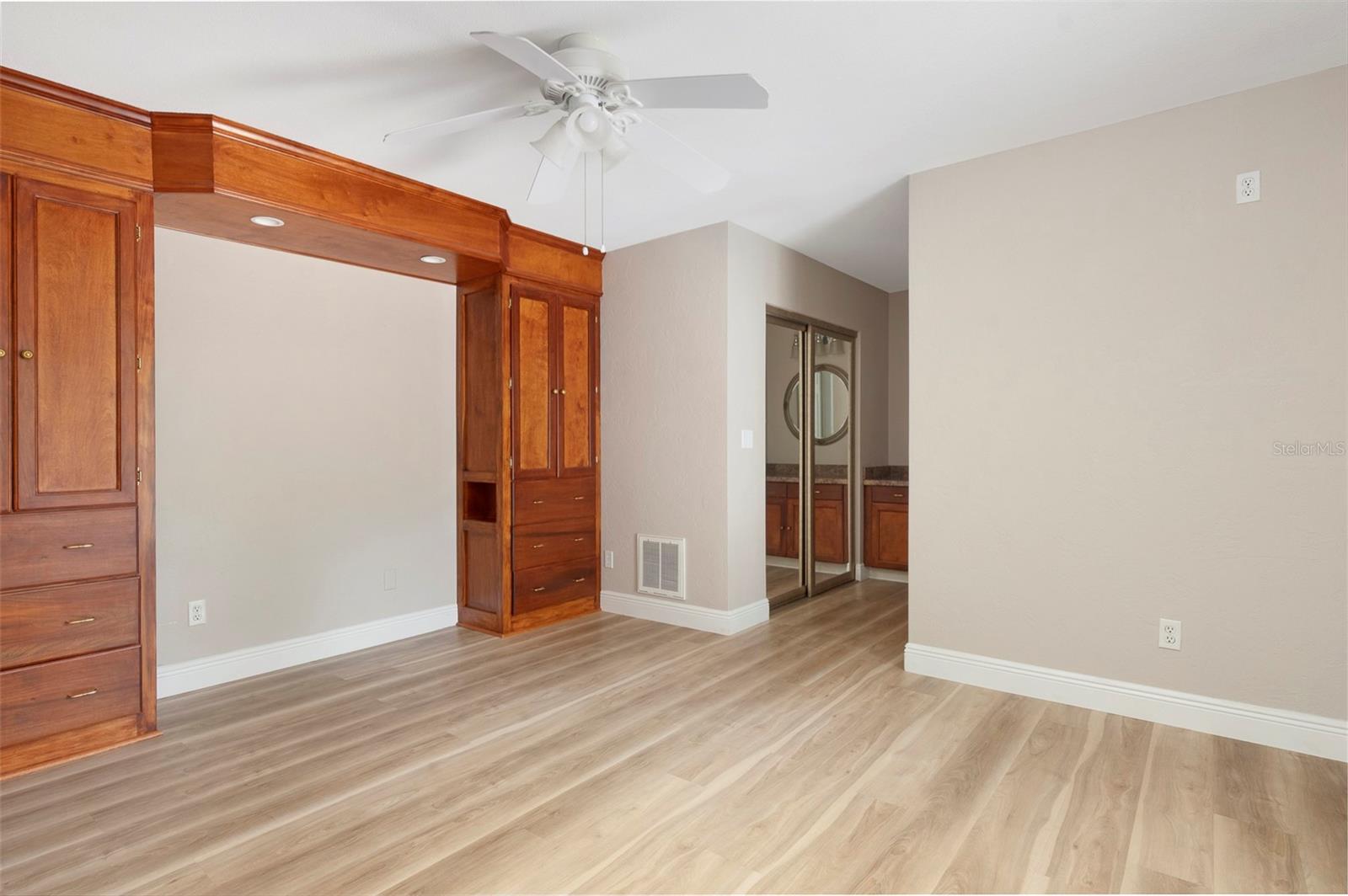 Listing photo id 18 for 491 St Tropez Circle Ne