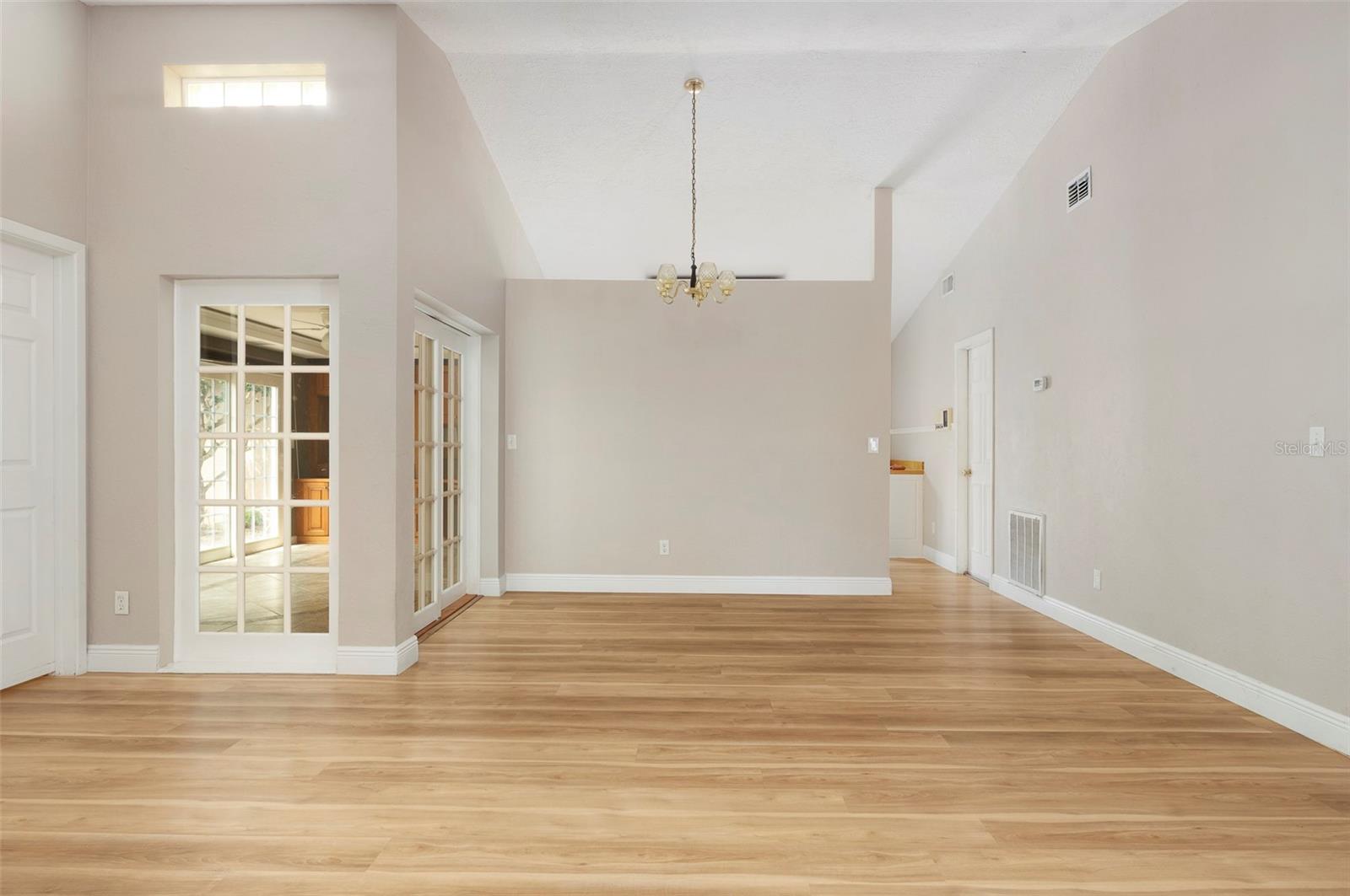 Listing photo id 5 for 491 St Tropez Circle Ne