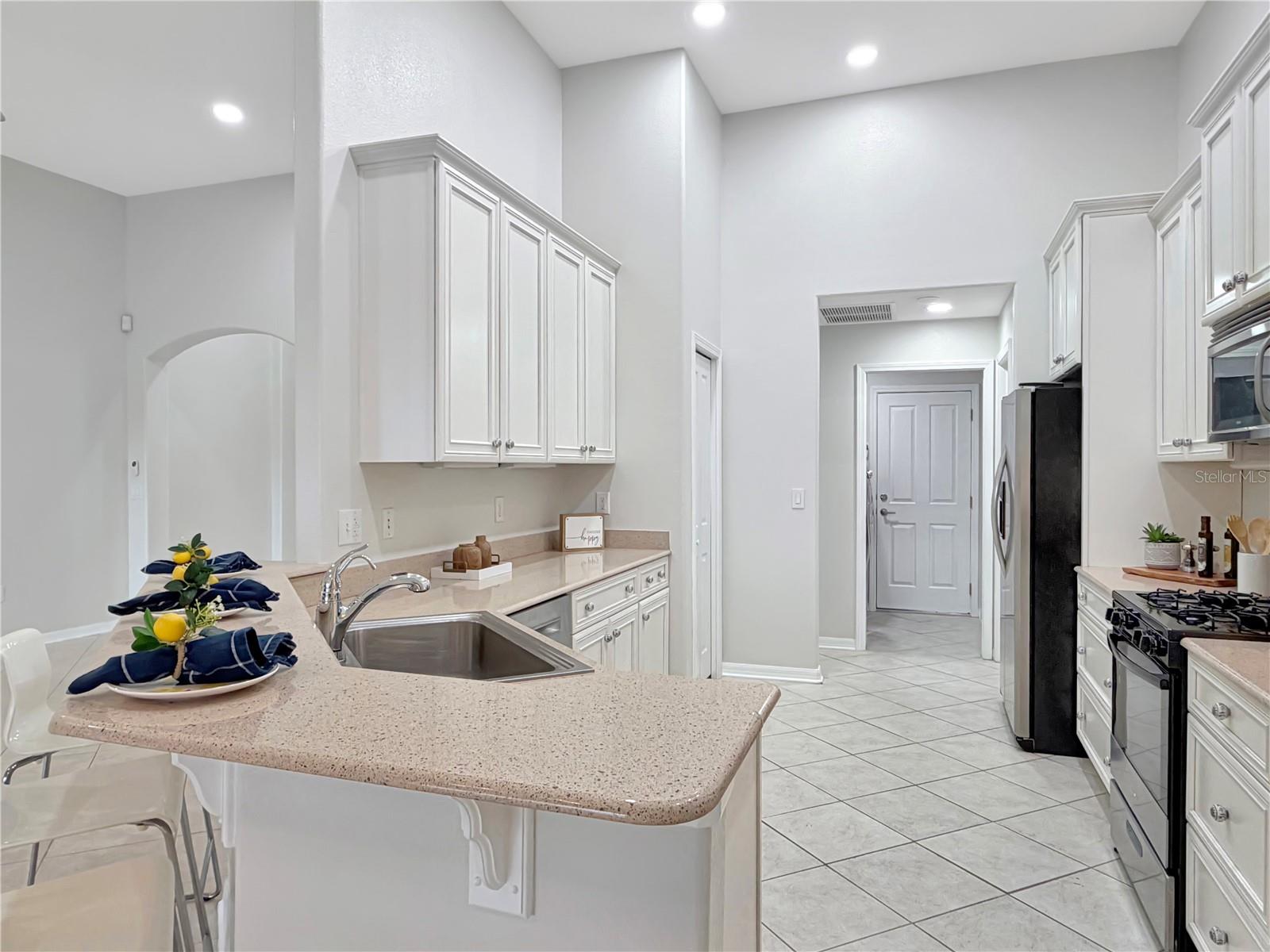 Image 11 of 34 For 6817 Cromwell Garden Dr