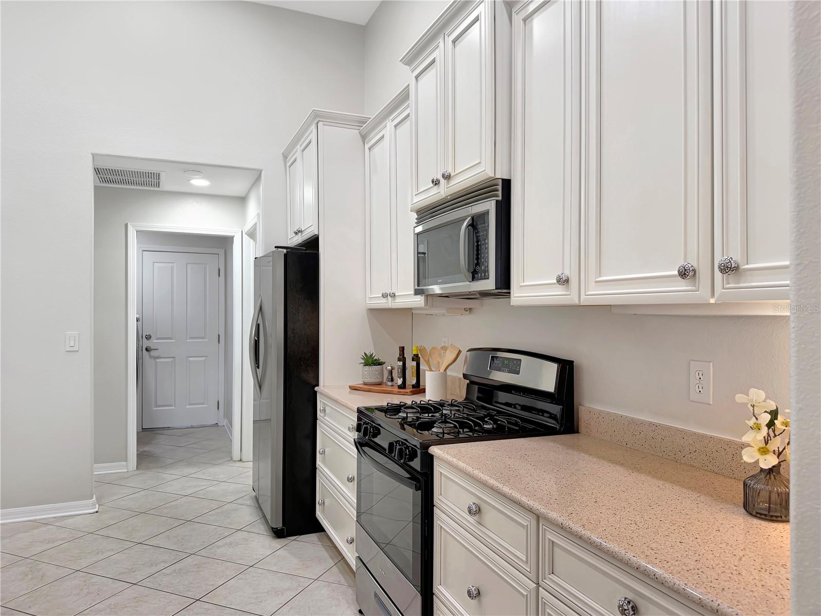 Image 12 of 34 For 6817 Cromwell Garden Dr