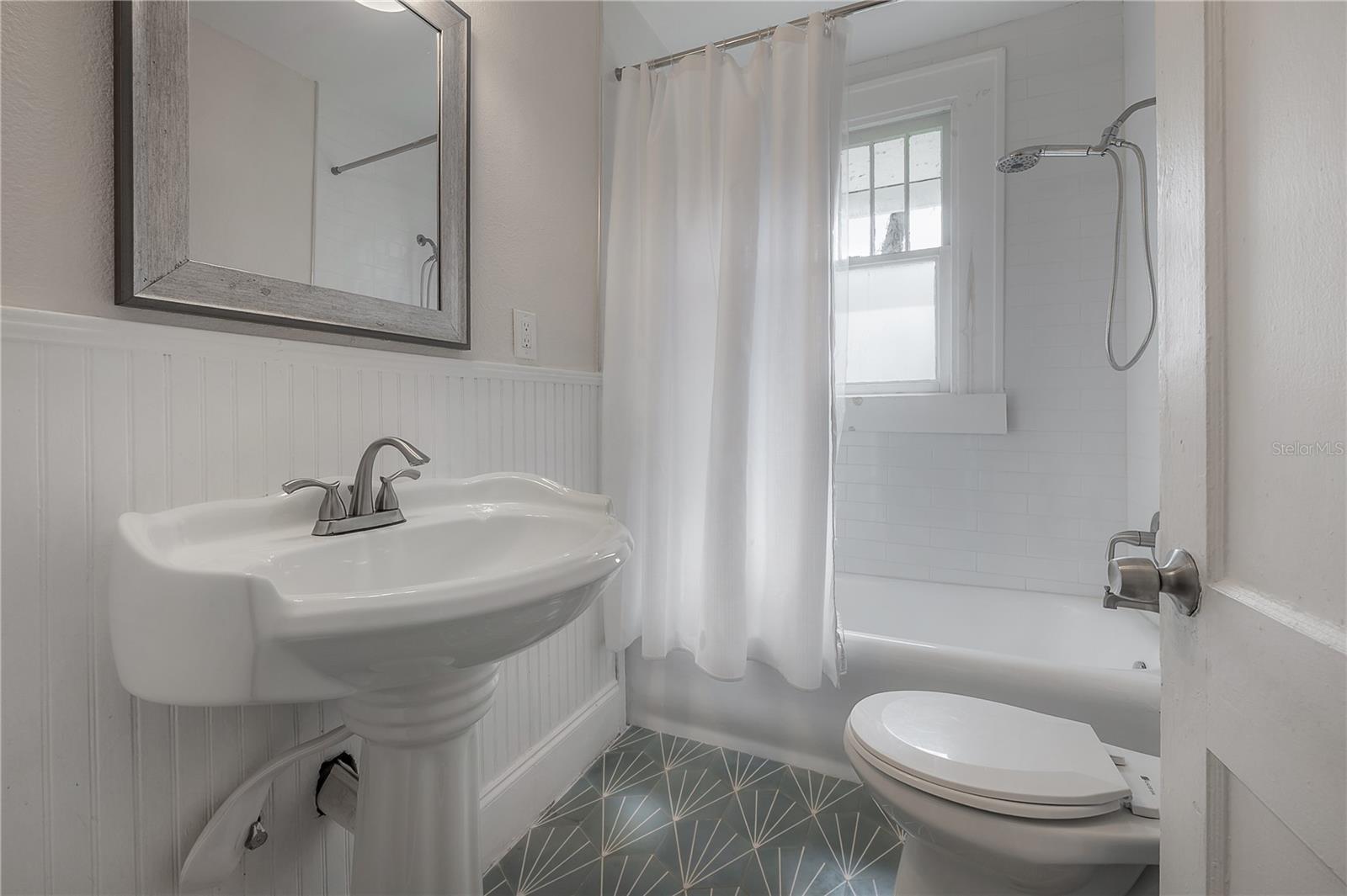 Image 6 of 18 For 207 Hiawatha Street