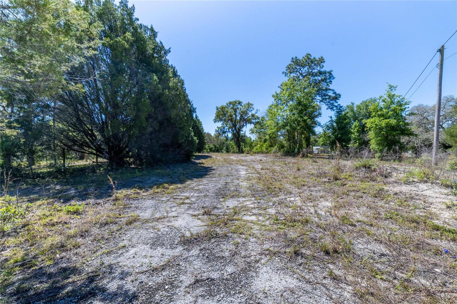 Listing photo id 16 for 07-24-18-0010-00000-0781