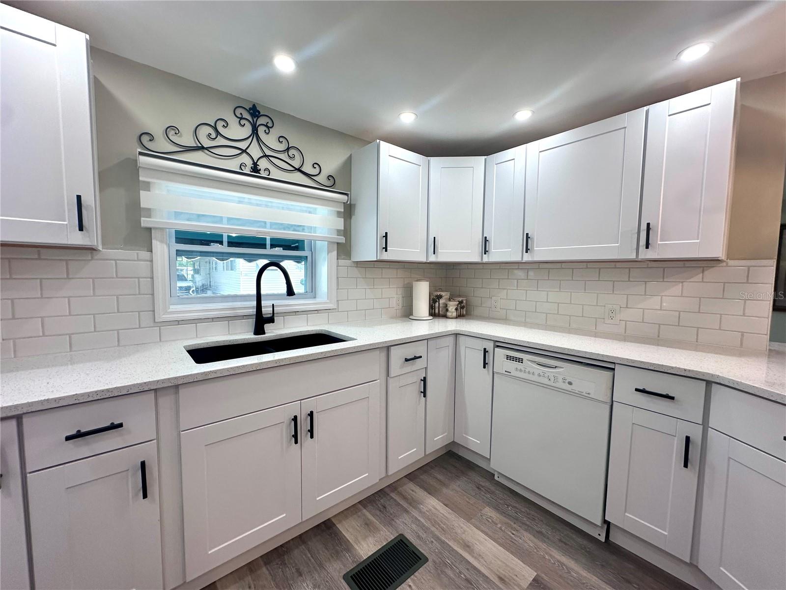 Image 4 of 32 For 1100 Belcher Road S 498