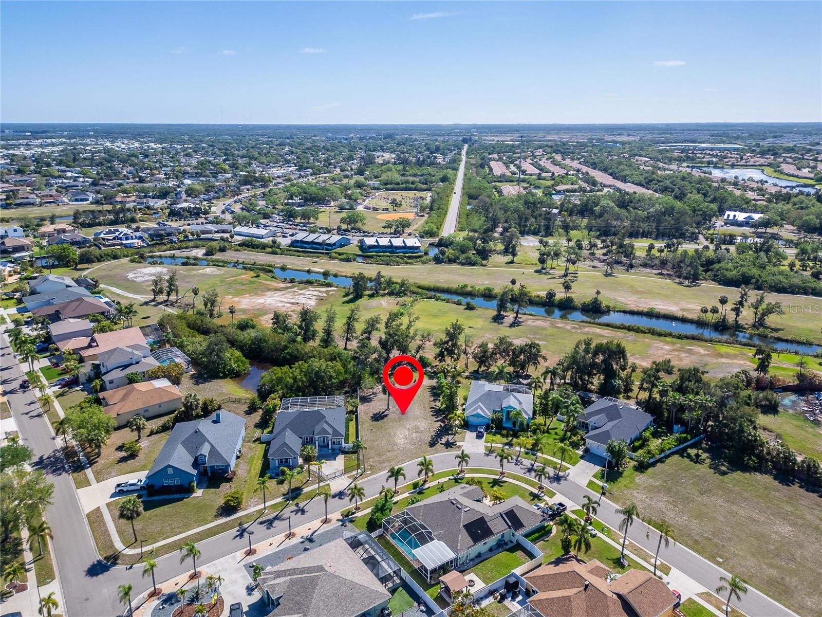 Listing photo id 13 for 806 Greenview Drive