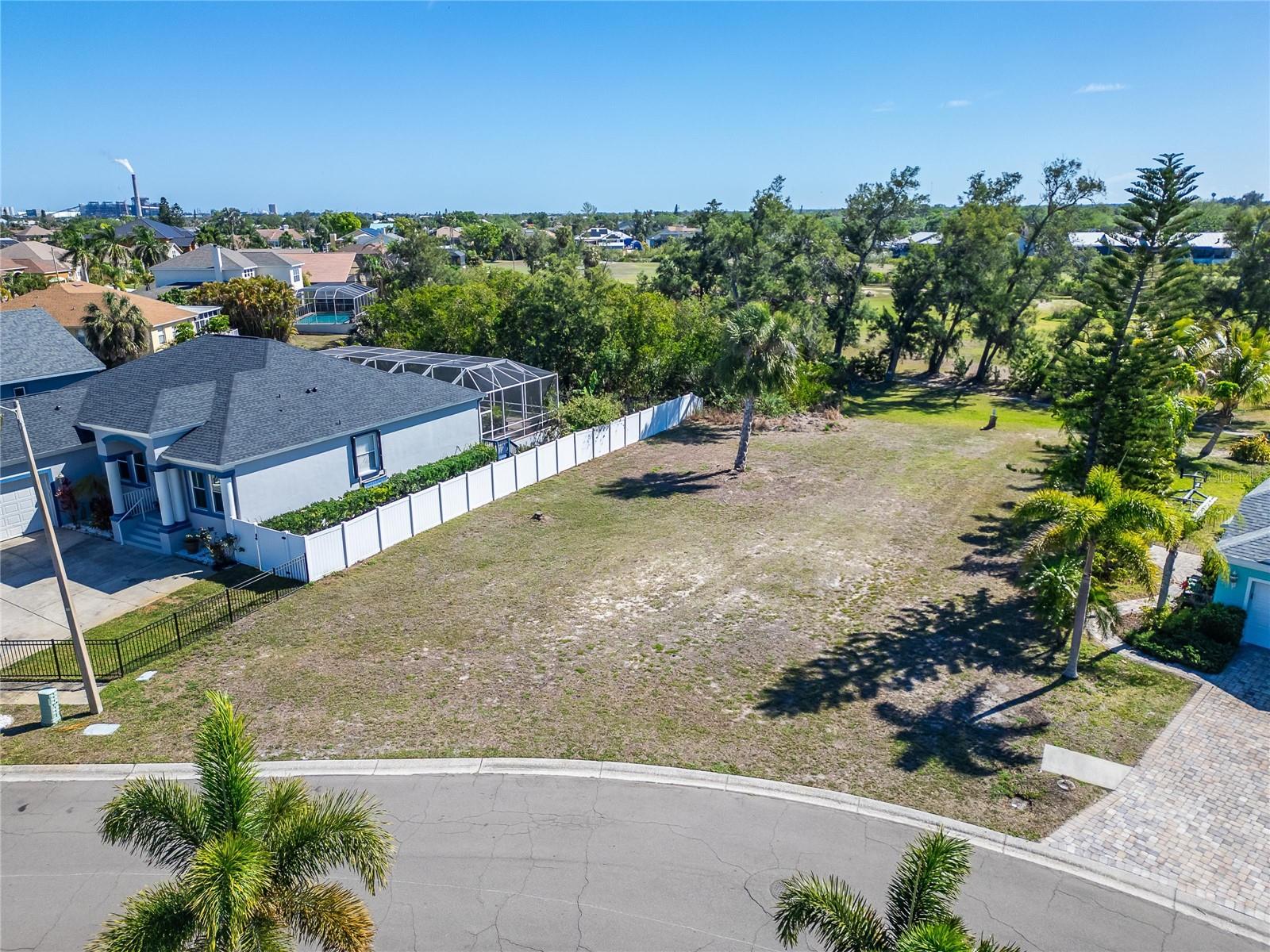 Listing photo id 17 for 806 Greenview Drive