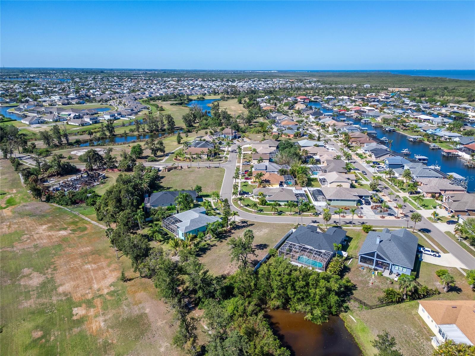 Listing photo id 24 for 806 Greenview Drive