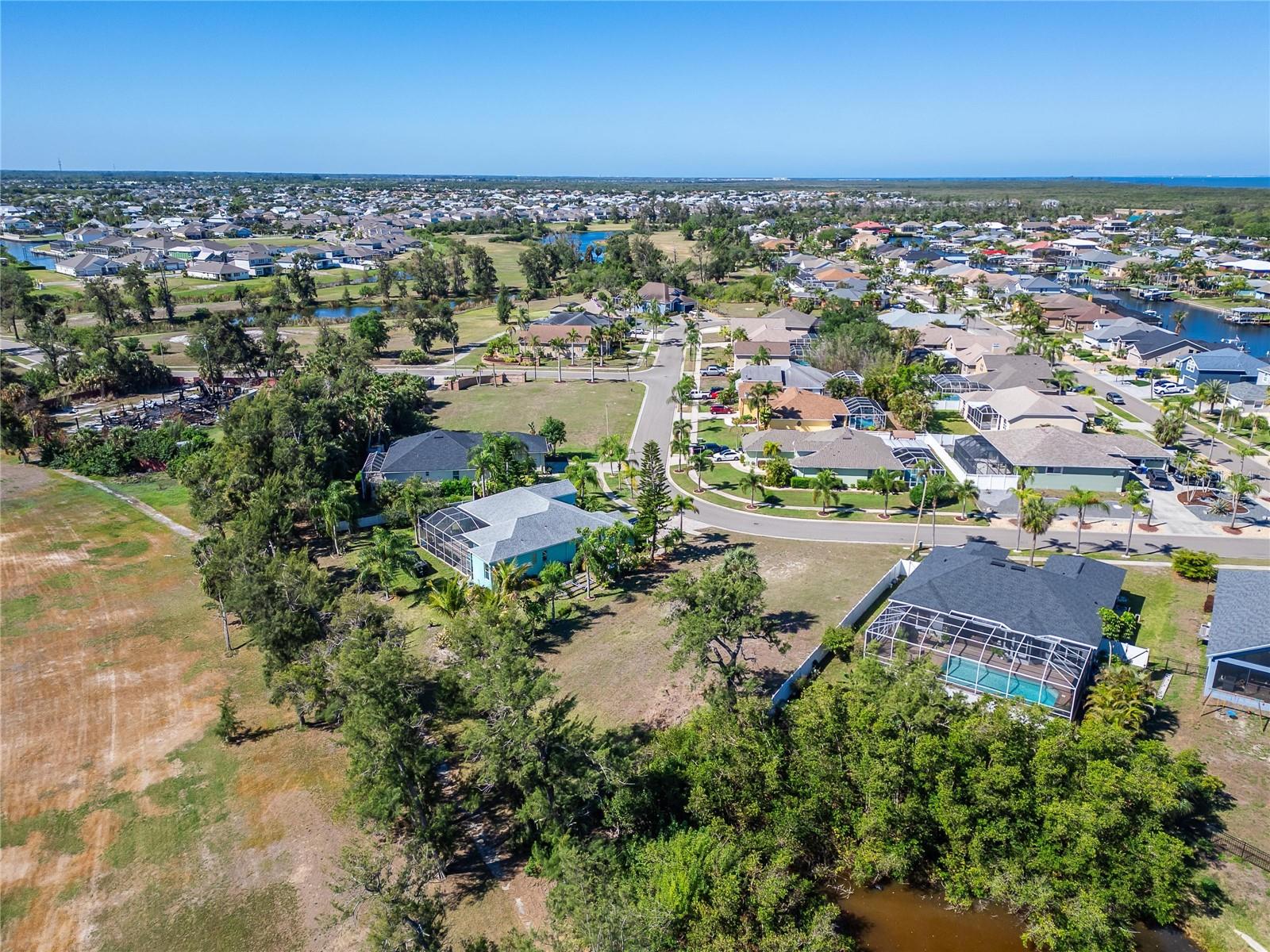 Listing photo id 25 for 806 Greenview Drive