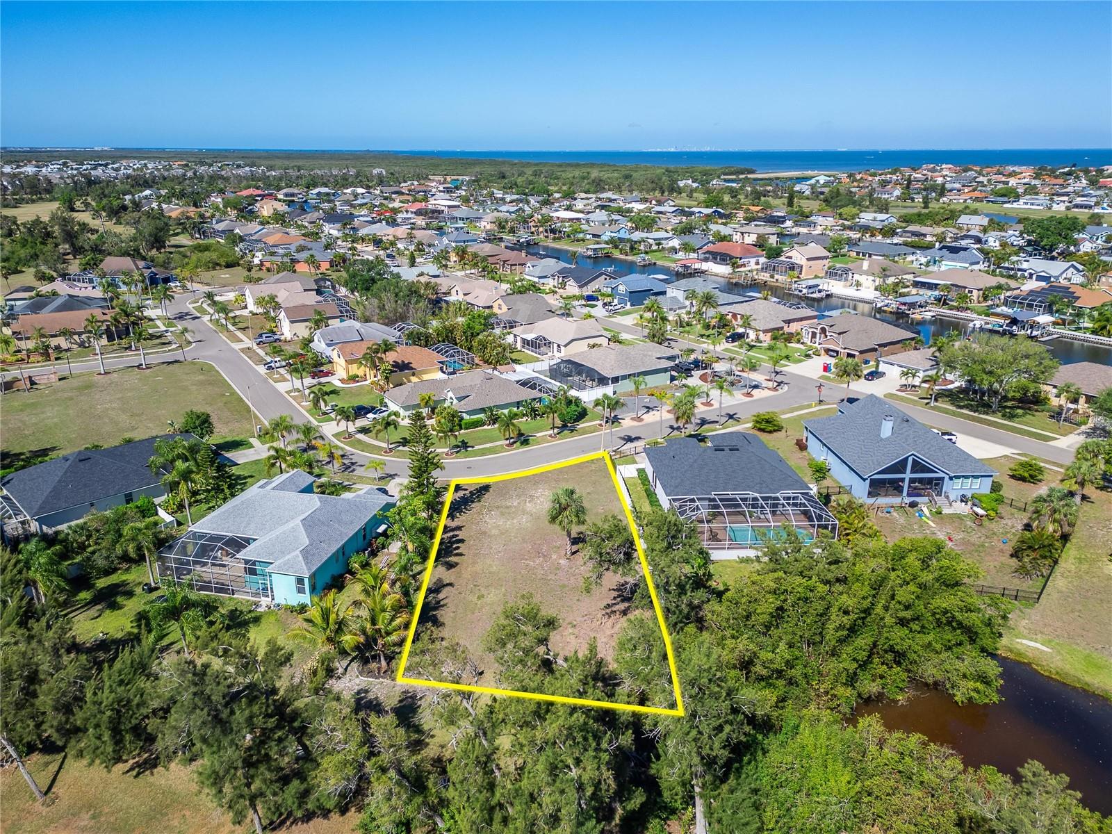 Listing photo id 26 for 806 Greenview Drive