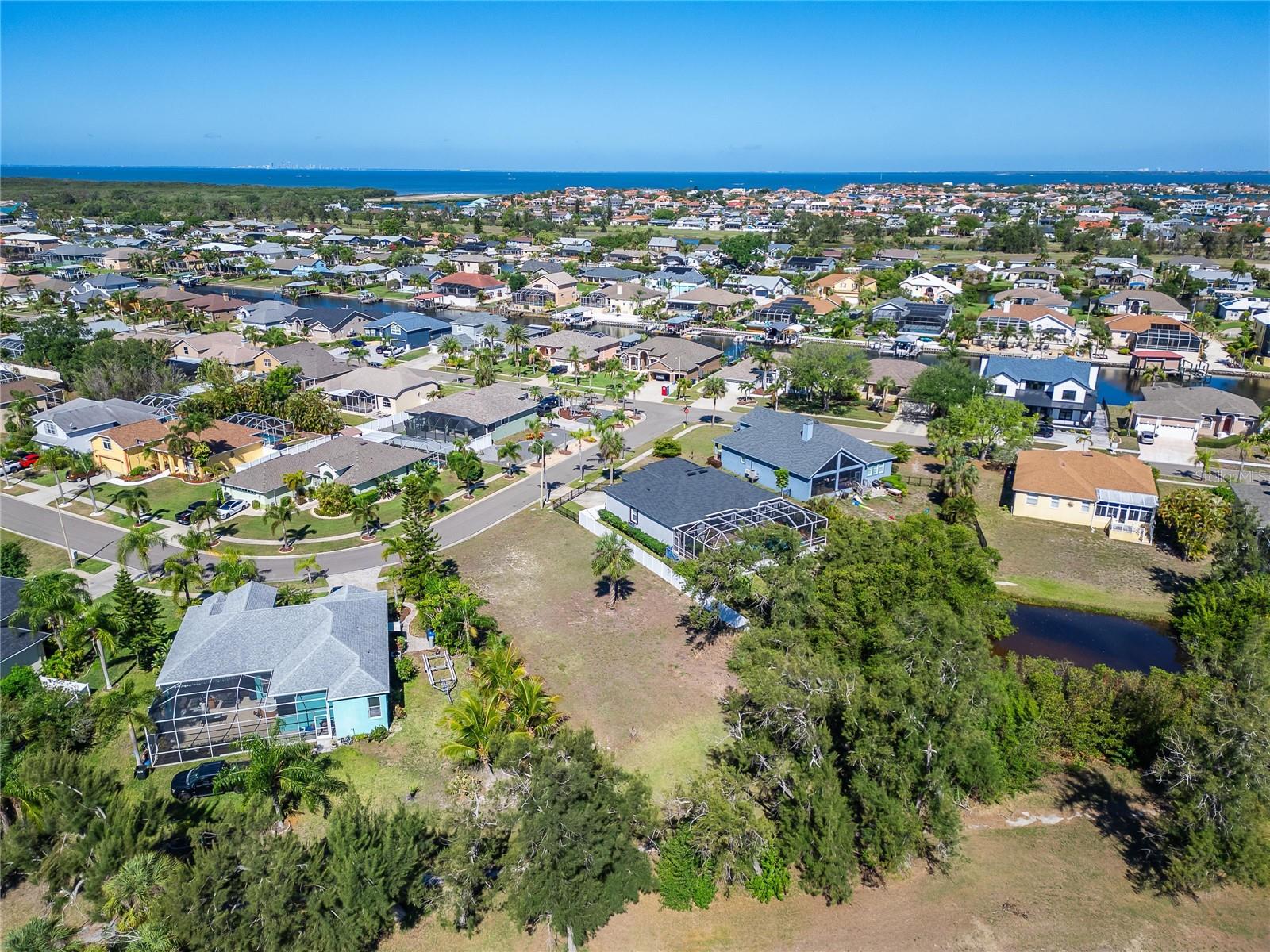 Listing photo id 27 for 806 Greenview Drive