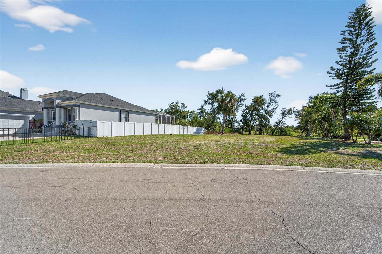 Listing photo id 1 for 806 Greenview Drive