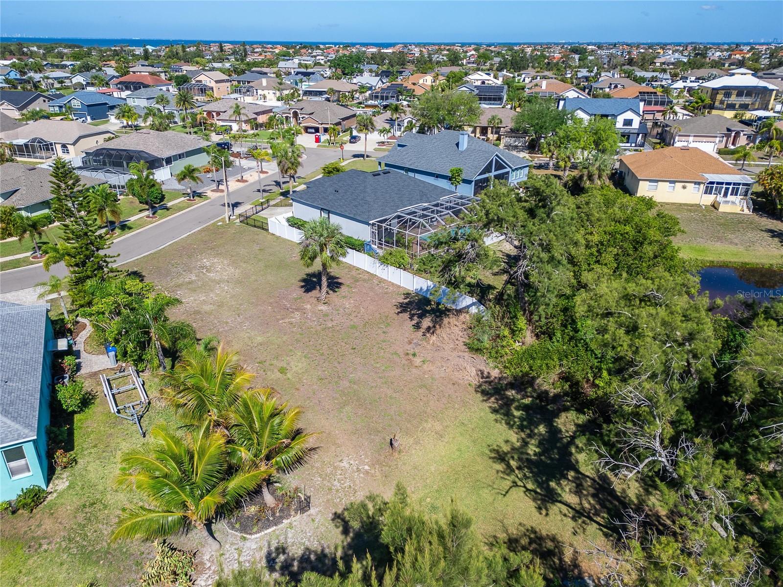 Listing photo id 28 for 806 Greenview Drive