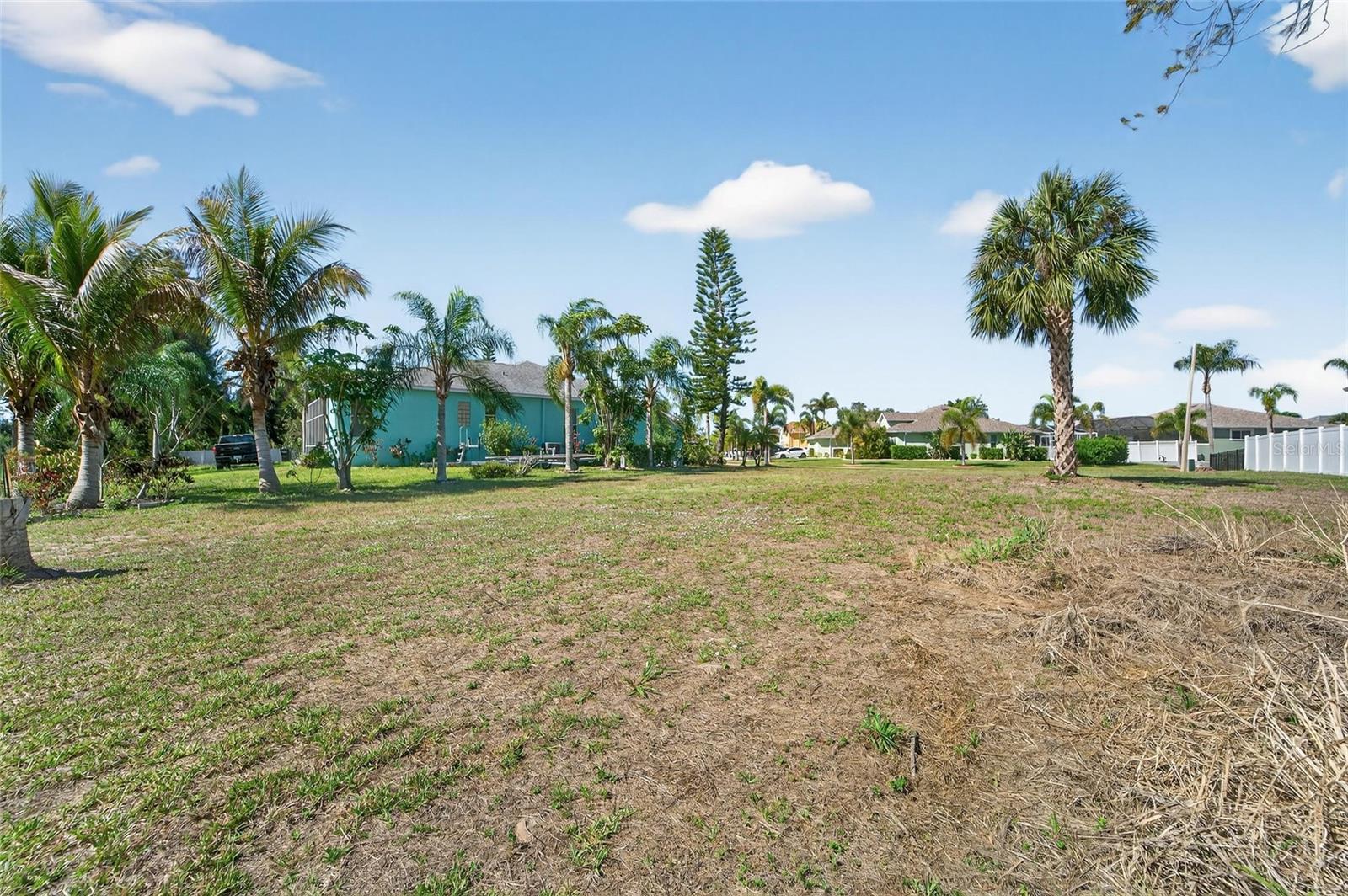 Listing photo id 2 for 806 Greenview Drive