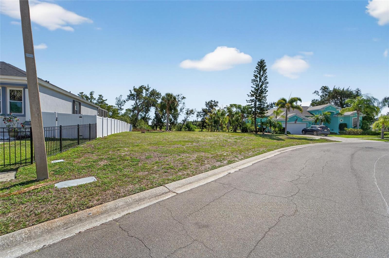 Listing photo id 3 for 806 Greenview Drive