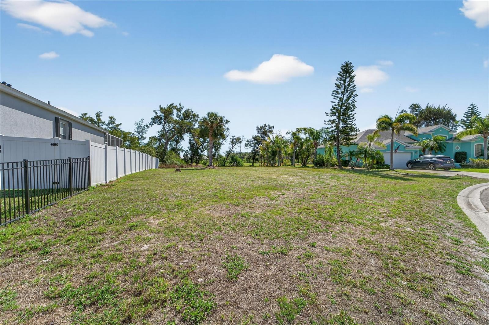 Listing photo id 7 for 806 Greenview Drive