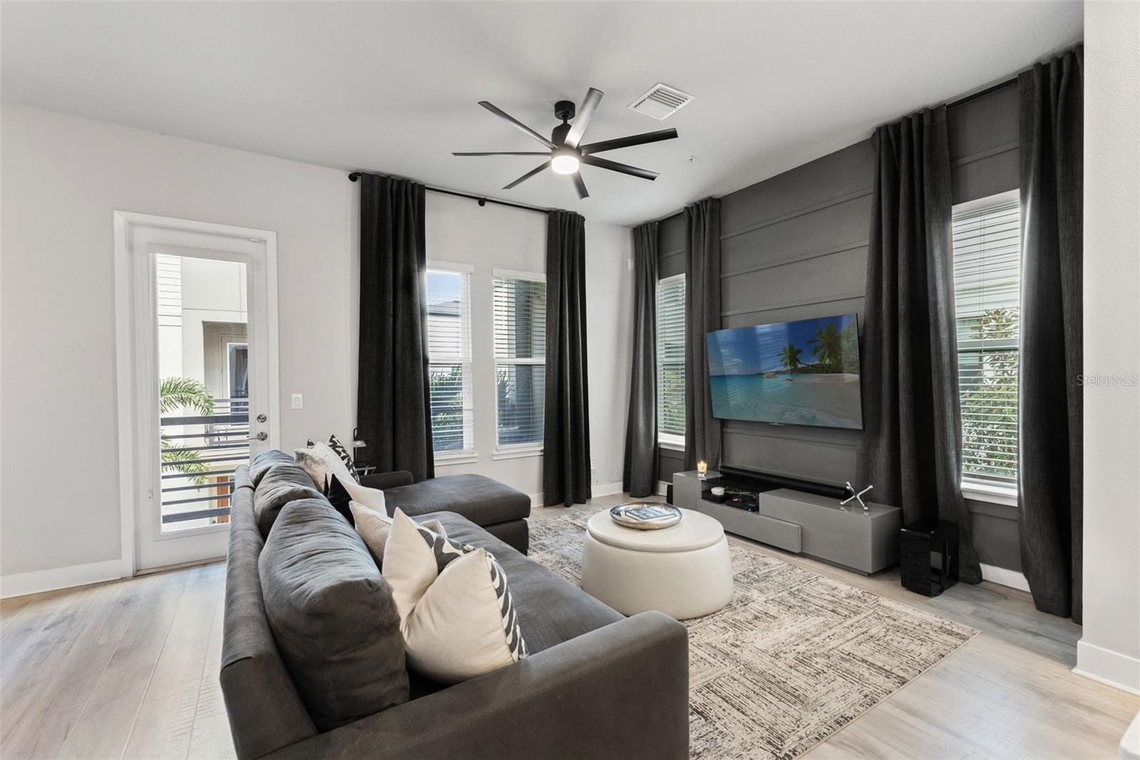 Listing photo id 8 for 2511 Grady Avenue 16