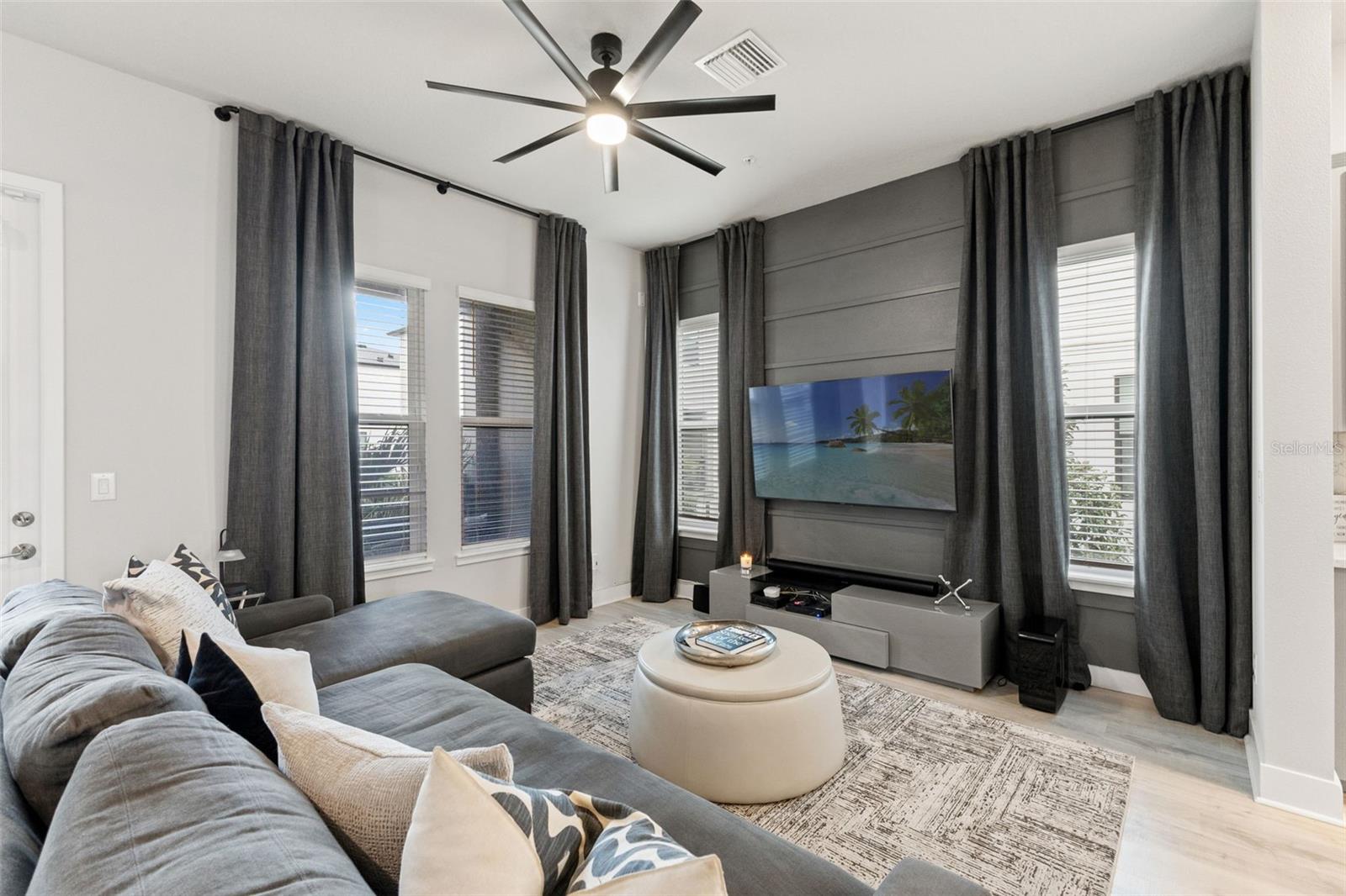 Listing photo id 9 for 2511 Grady Avenue 16