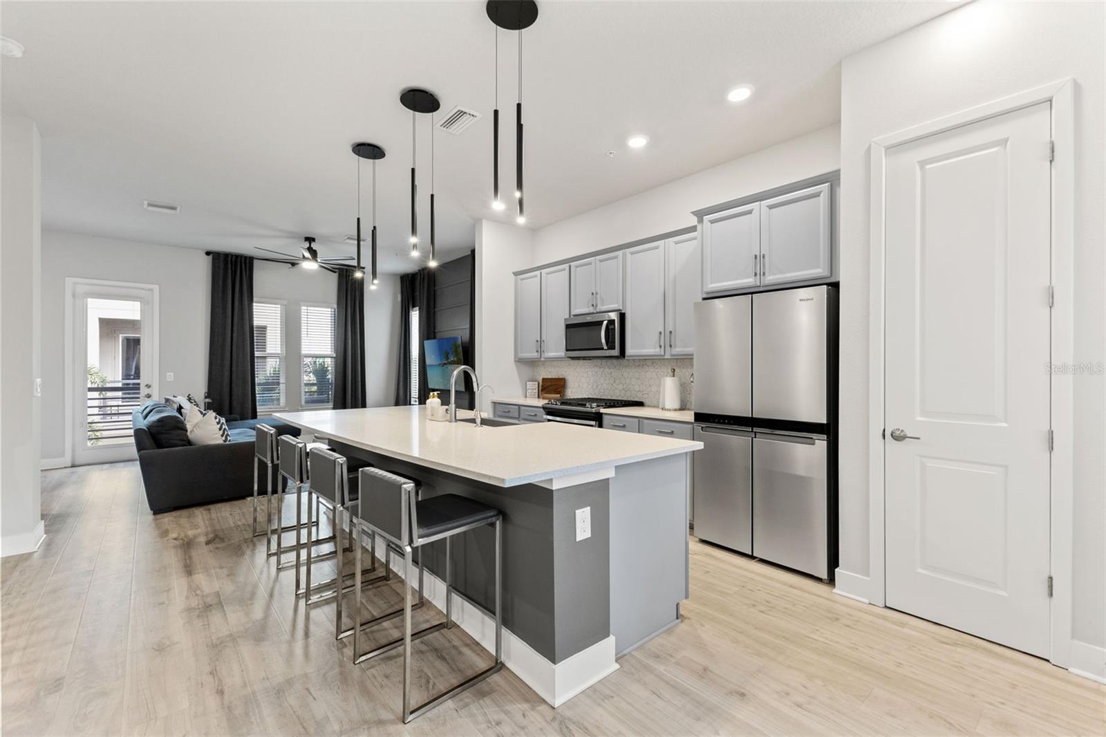 Listing photo id 12 for 2511 Grady Avenue 16