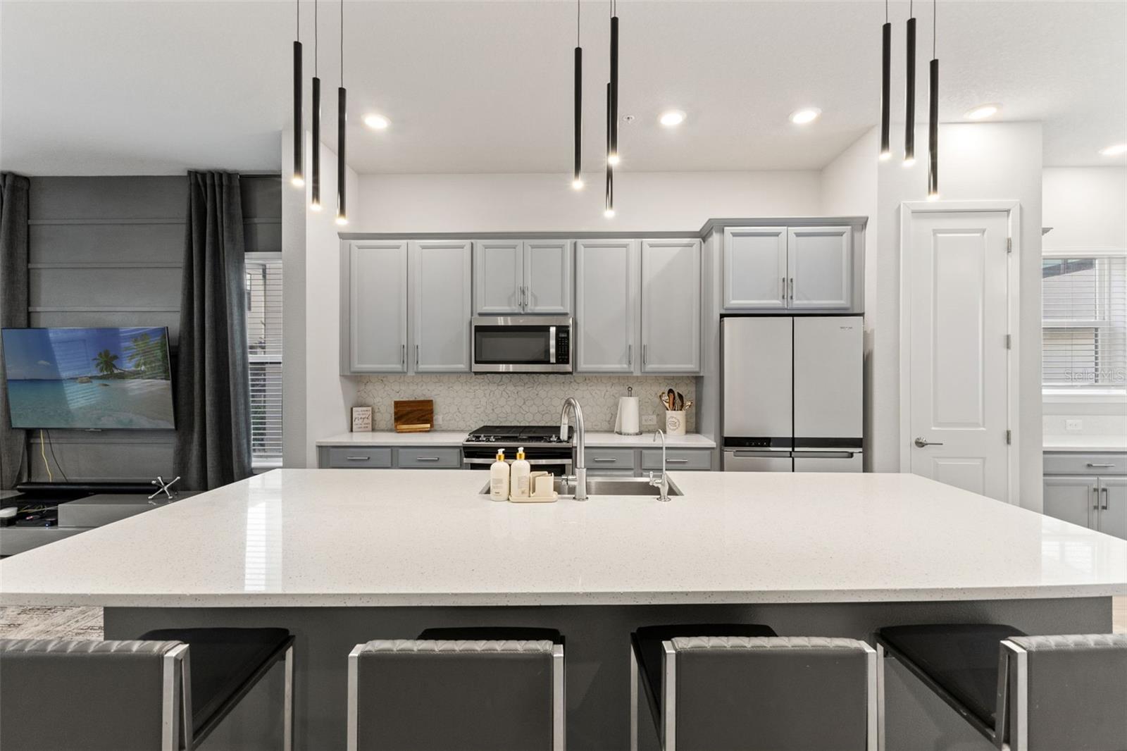 Listing photo id 13 for 2511 Grady Avenue 16