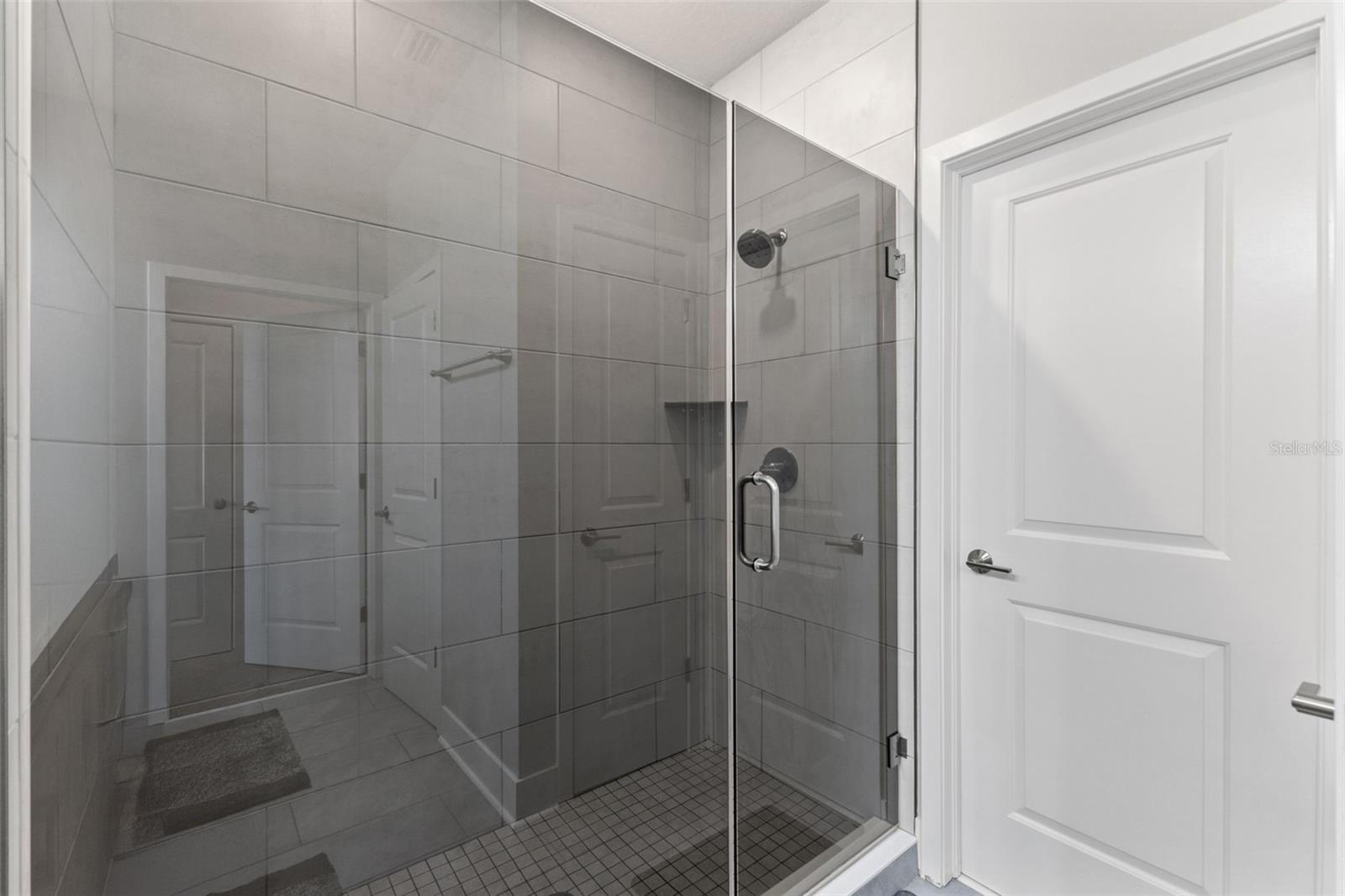 Listing photo id 15 for 2511 Grady Avenue 16