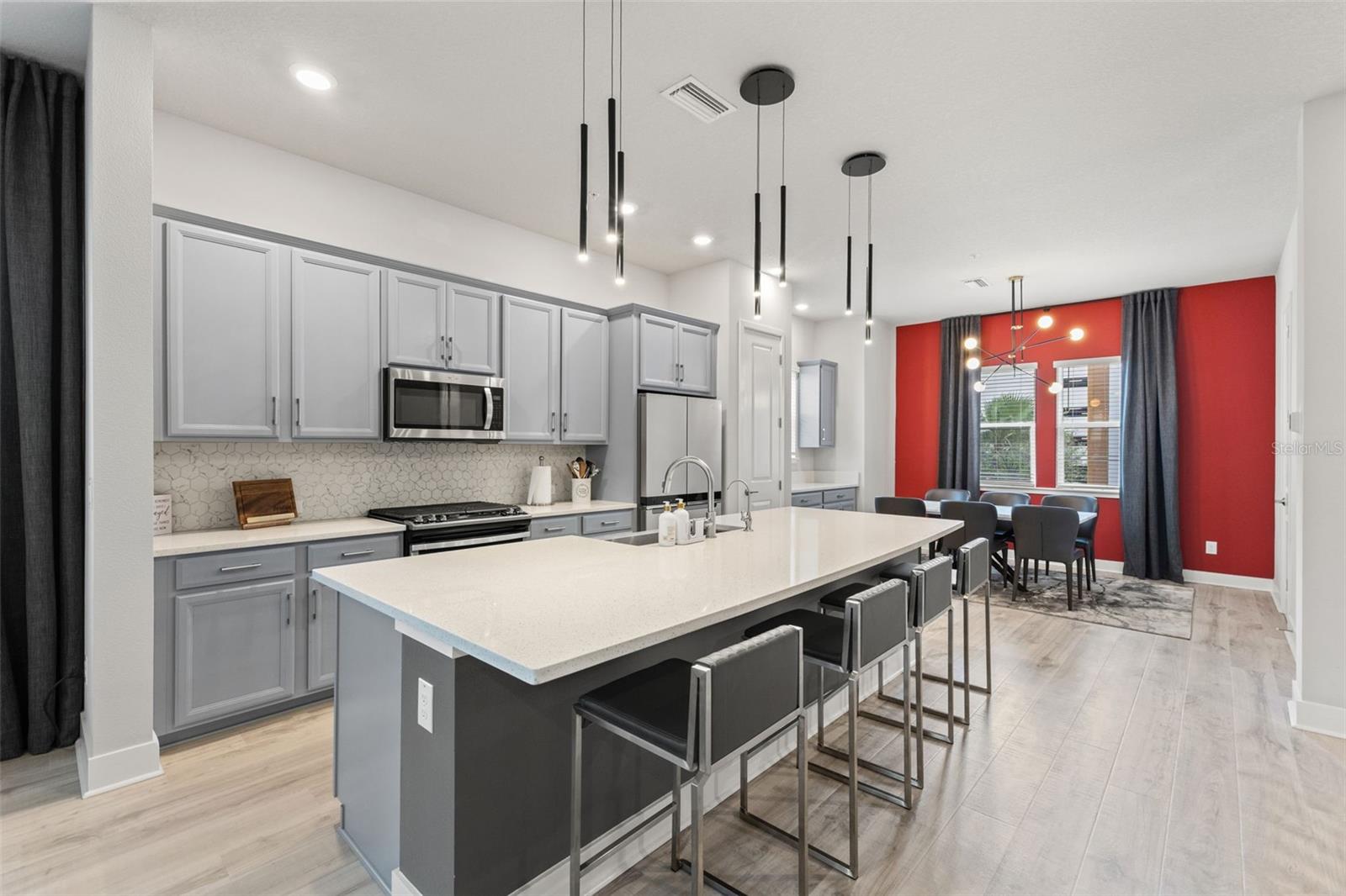 Listing photo id 16 for 2511 Grady Avenue 16