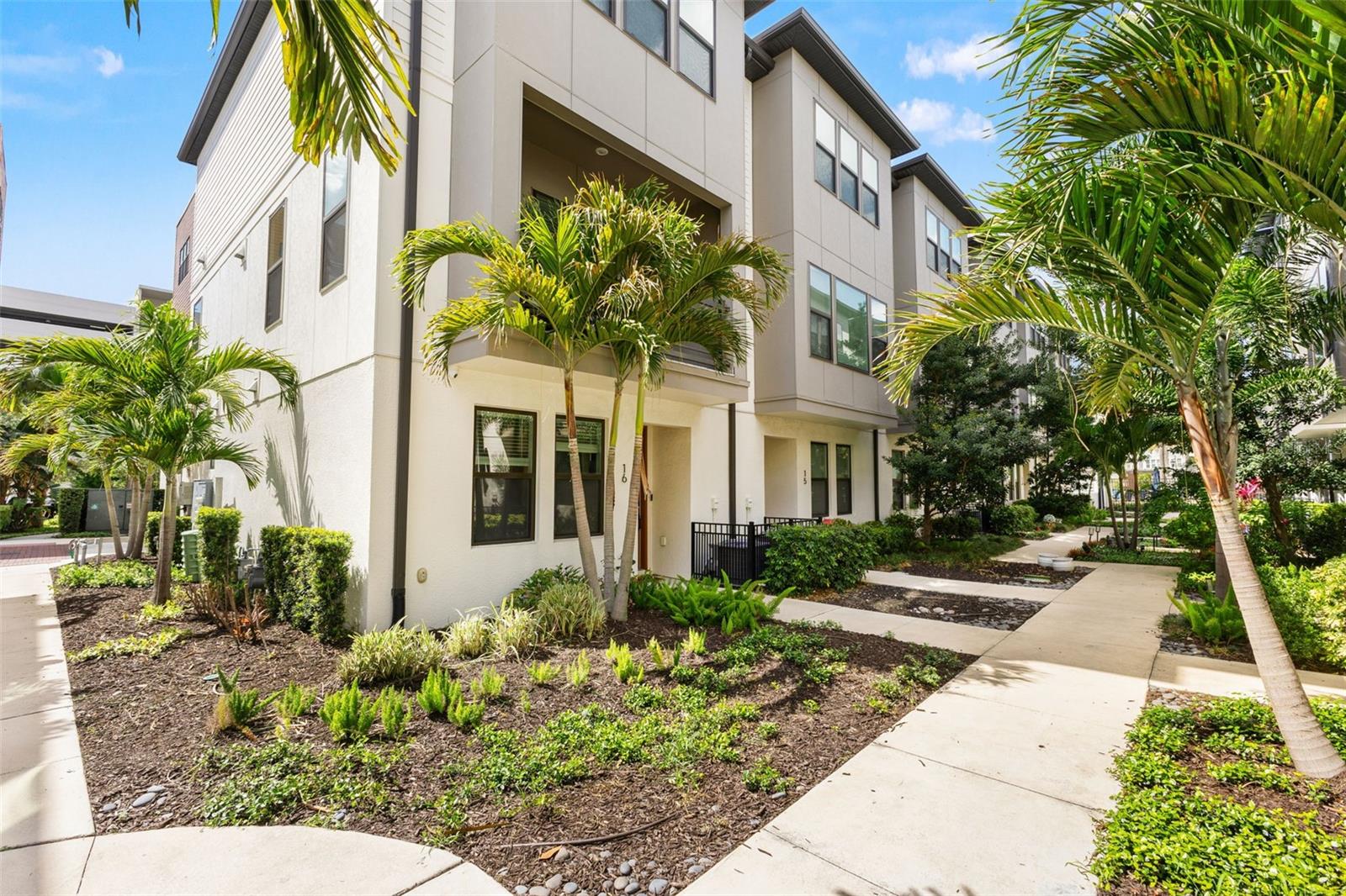 Listing photo id 0 for 2511 Grady Avenue 16