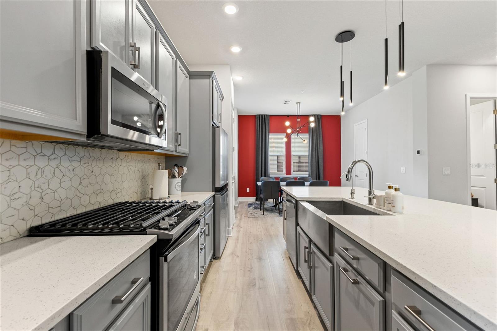 Listing photo id 19 for 2511 Grady Avenue 16