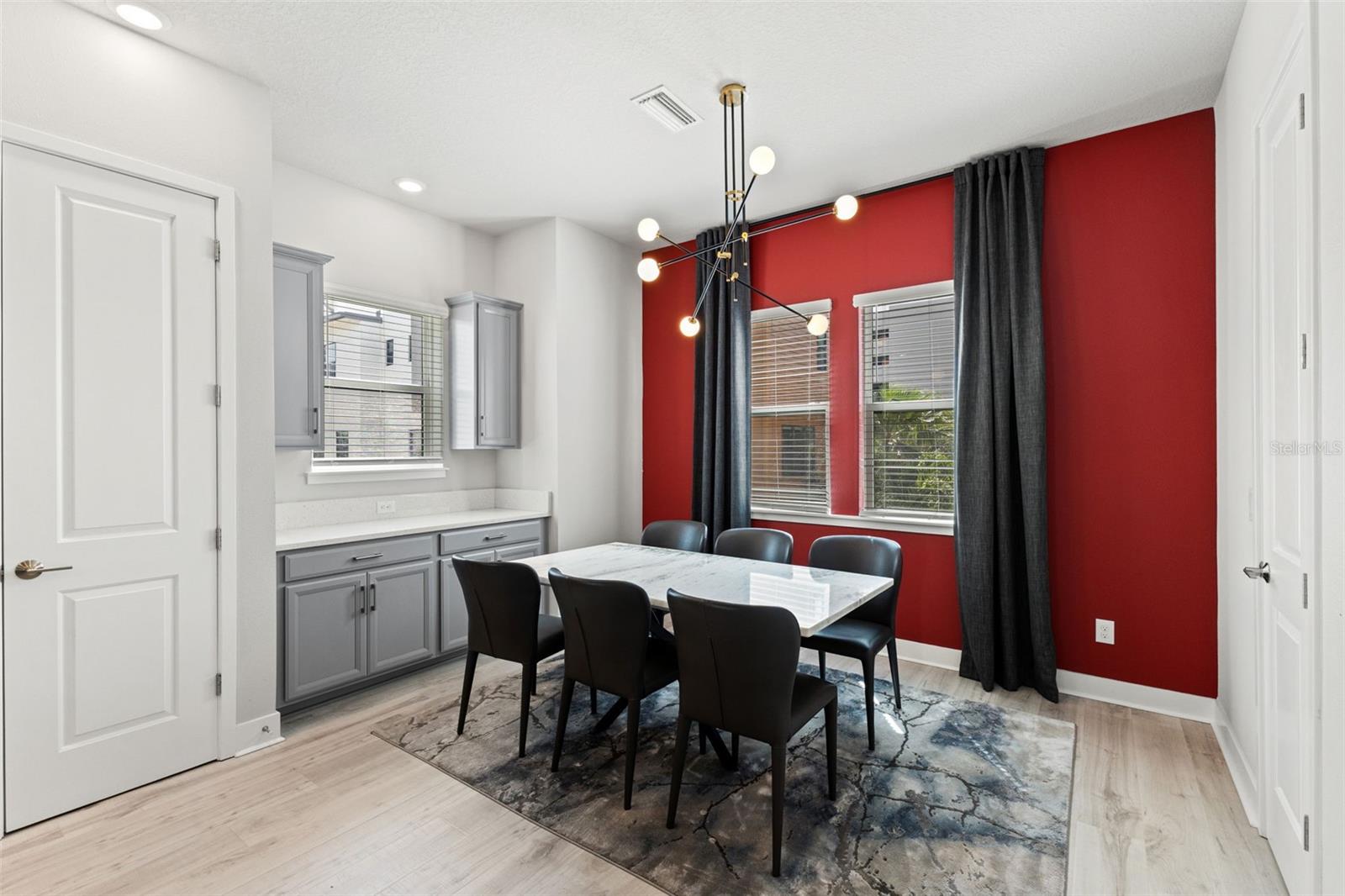 Listing photo id 23 for 2511 Grady Avenue 16