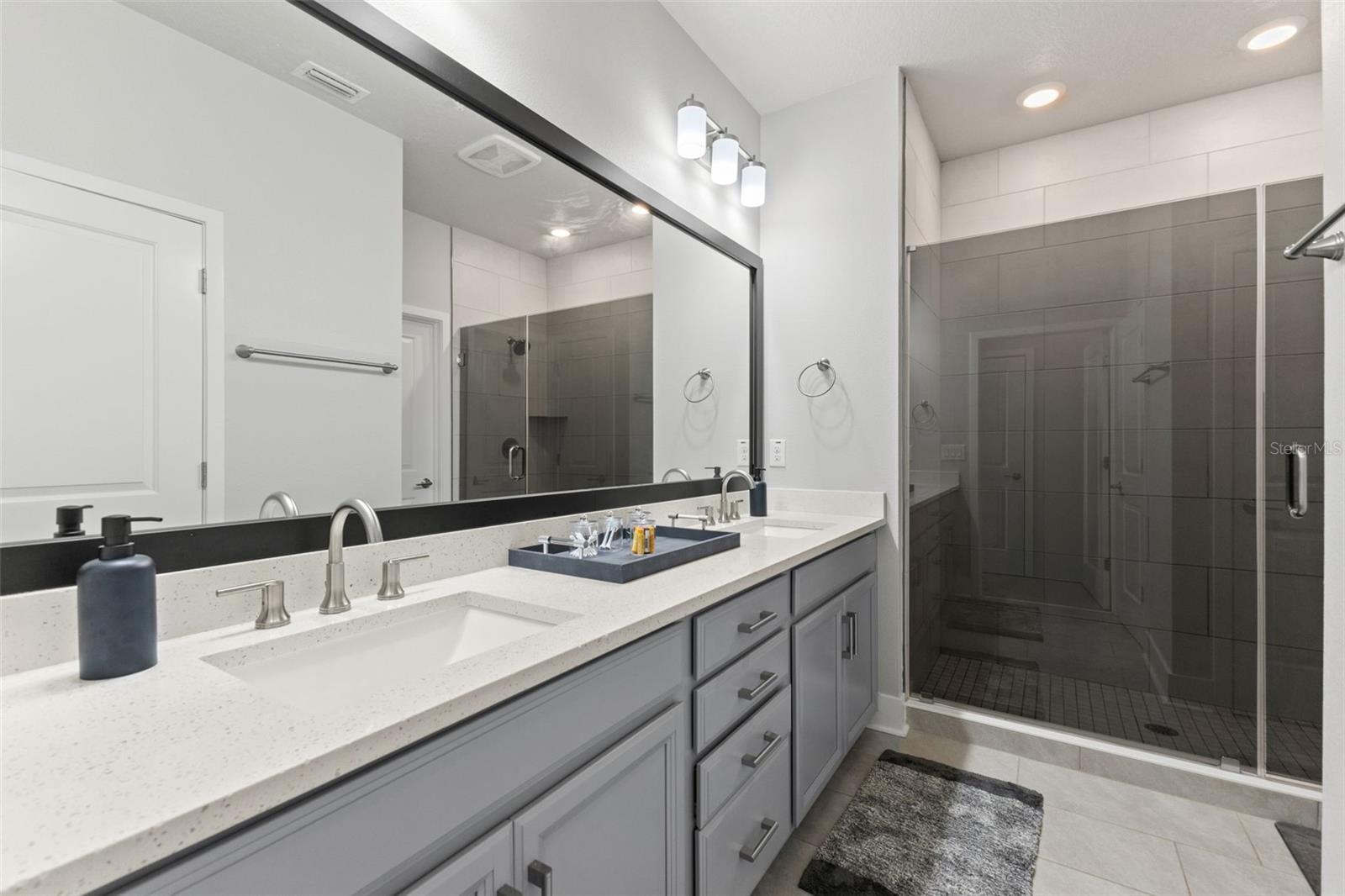 Listing photo id 27 for 2511 Grady Avenue 16