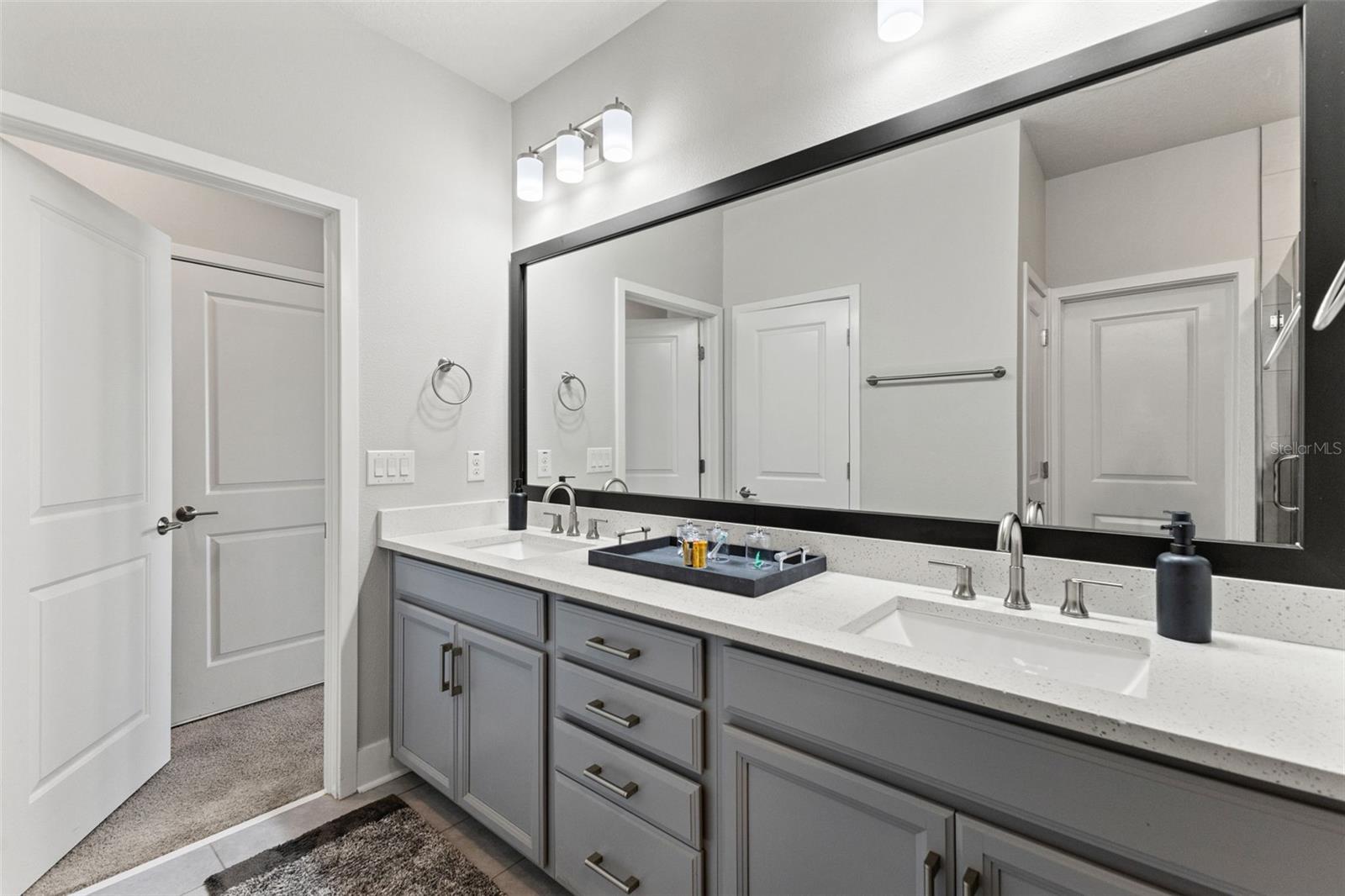 Listing photo id 28 for 2511 Grady Avenue 16