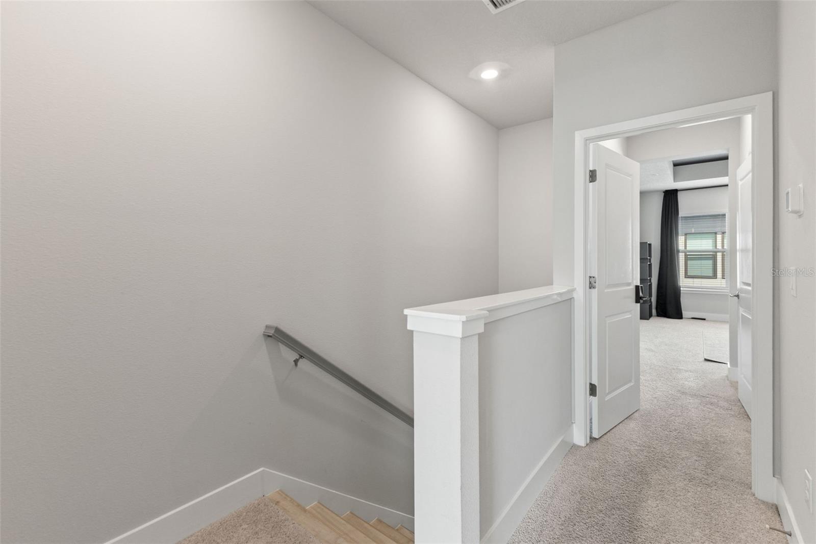 Listing photo id 30 for 2511 Grady Avenue 16