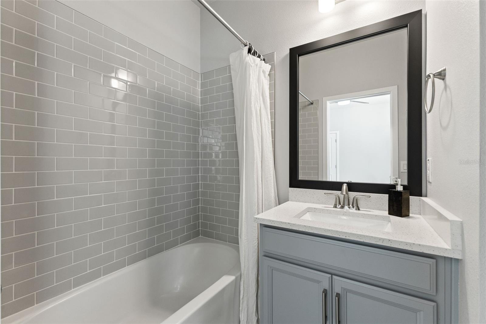 Listing photo id 32 for 2511 Grady Avenue 16