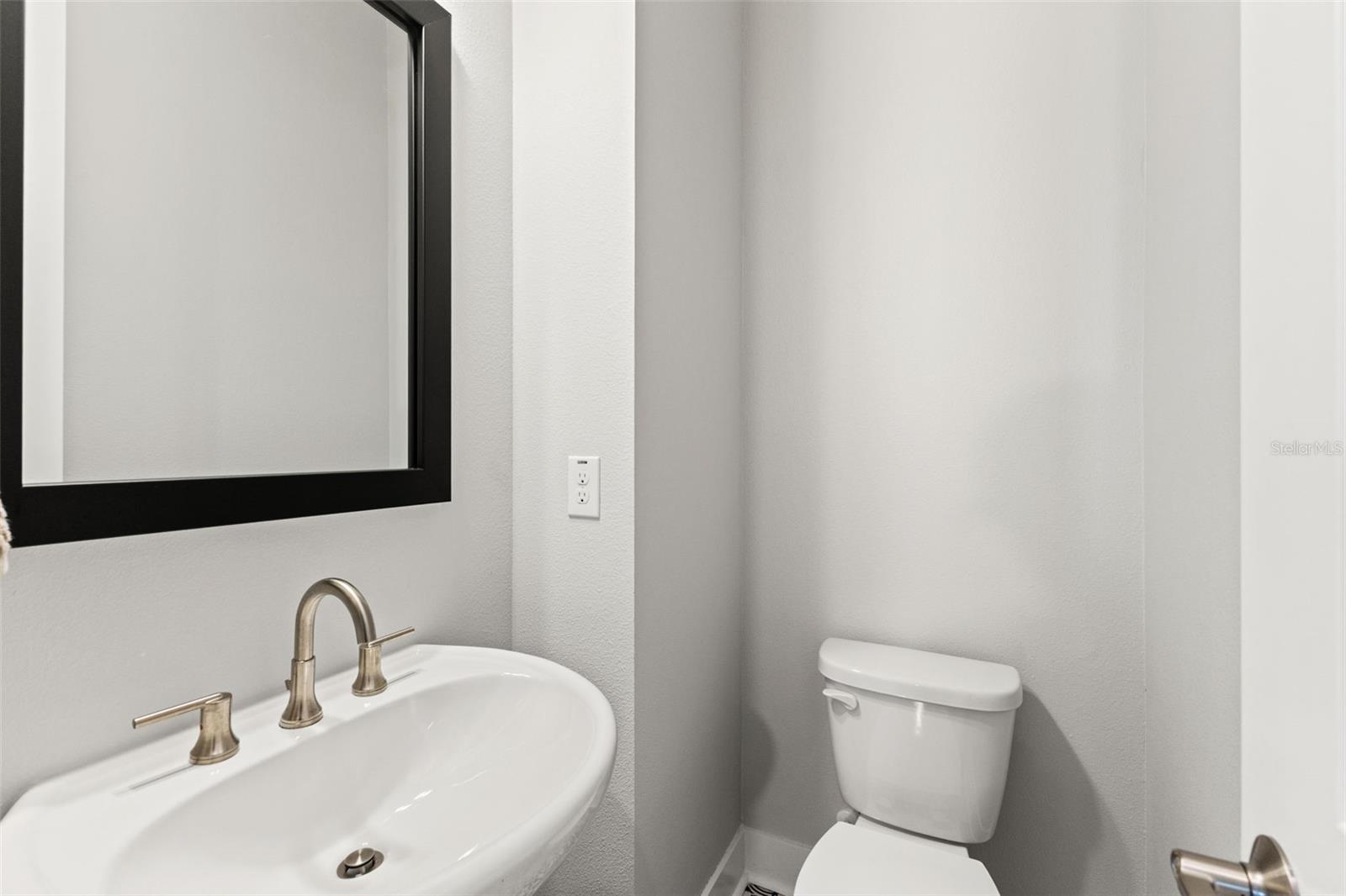 Listing photo id 33 for 2511 Grady Avenue 16