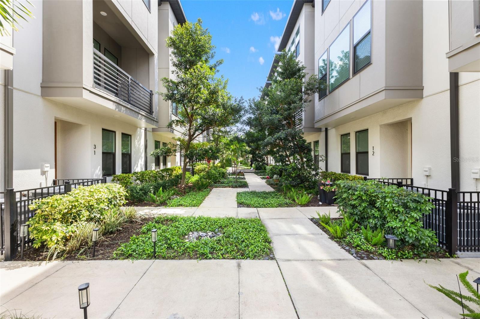 Listing photo id 2 for 2511 Grady Avenue 16