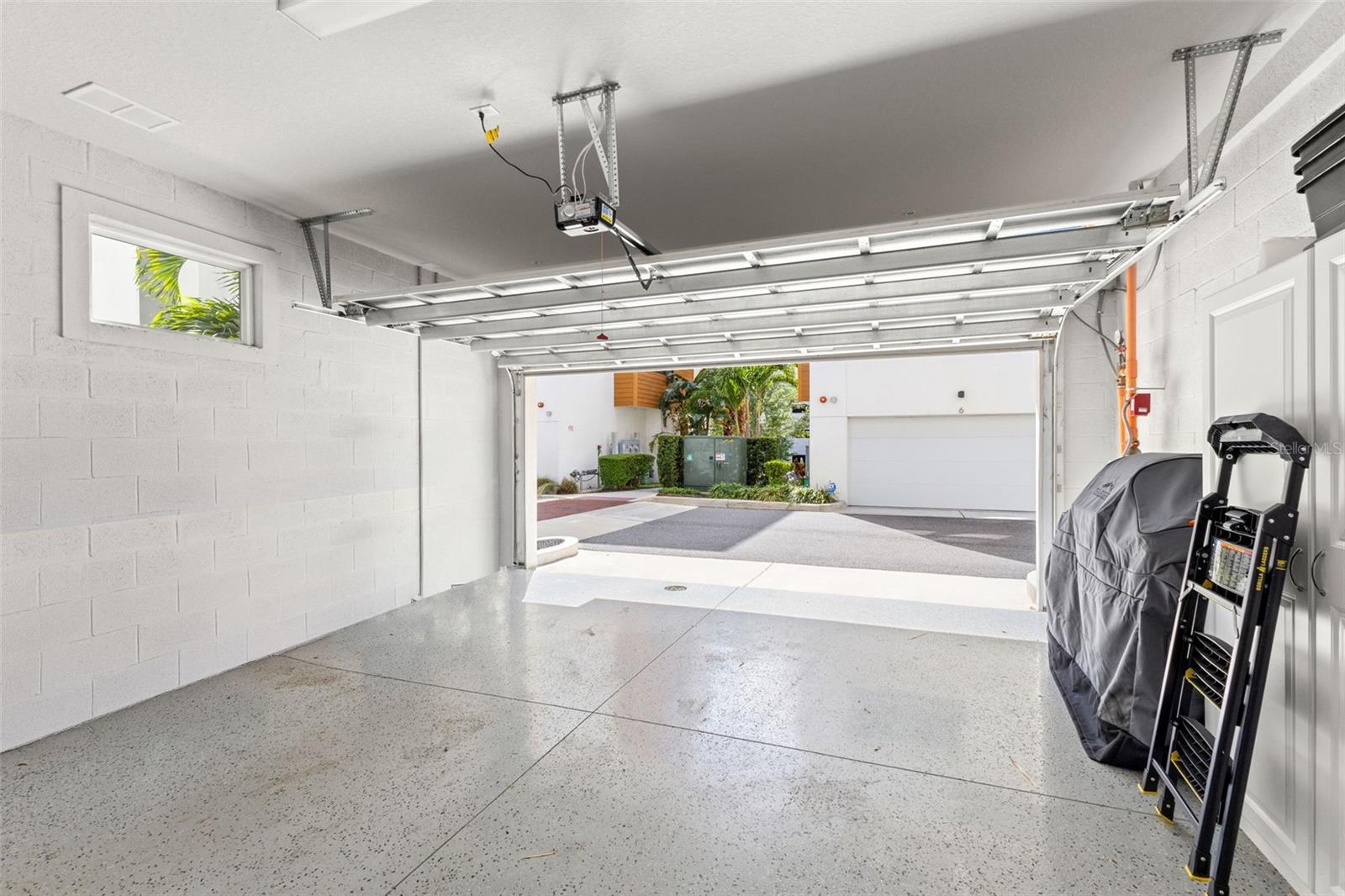 Listing photo id 40 for 2511 Grady Avenue 16