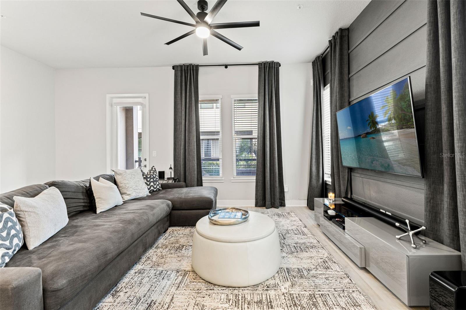 Listing photo id 6 for 2511 Grady Avenue 16