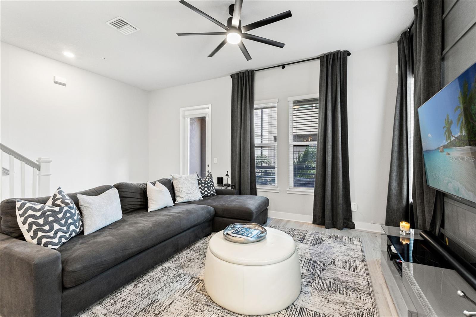 Listing photo id 7 for 2511 Grady Avenue 16