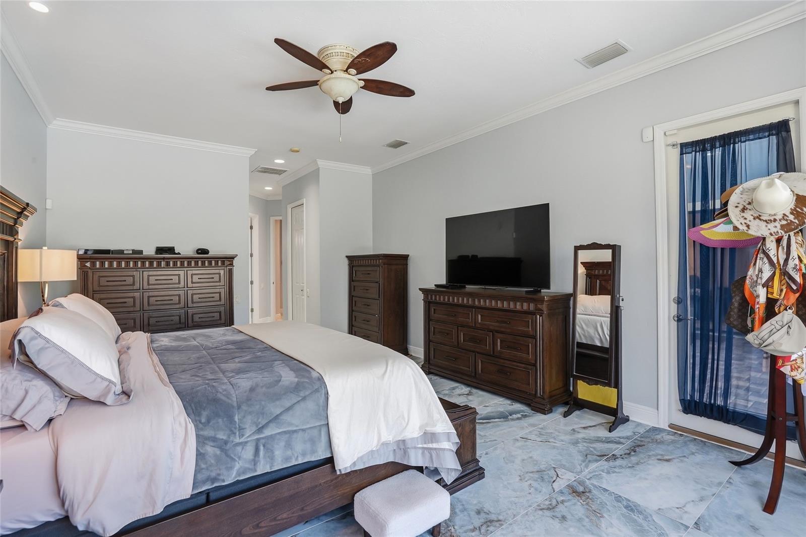 Listing photo id 11 for 7101 Hatpin Loop