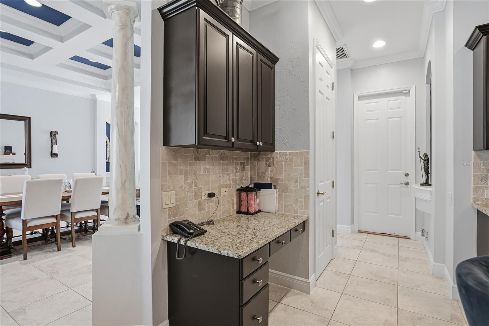 Listing photo id 29 for 7101 Hatpin Loop