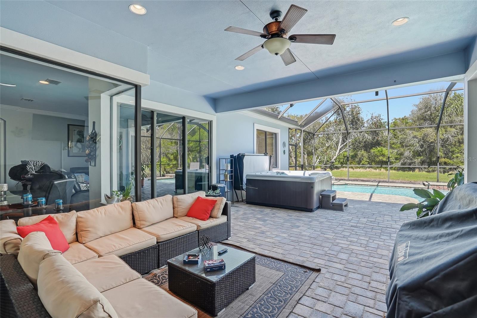 Listing photo id 52 for 7101 Hatpin Loop