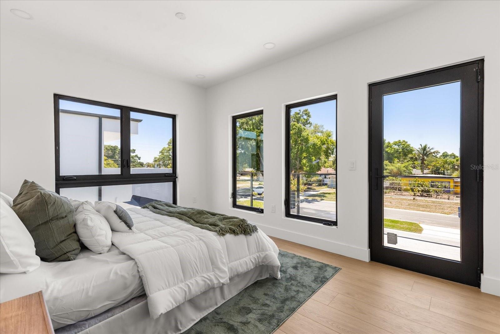 Image 18 of 34 For 2525 18th Avenue N