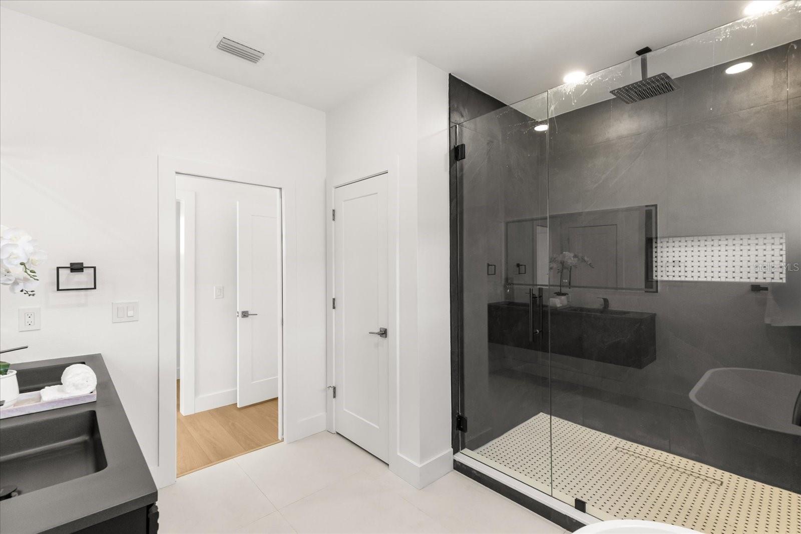 Image 21 of 34 For 2525 18th Avenue N